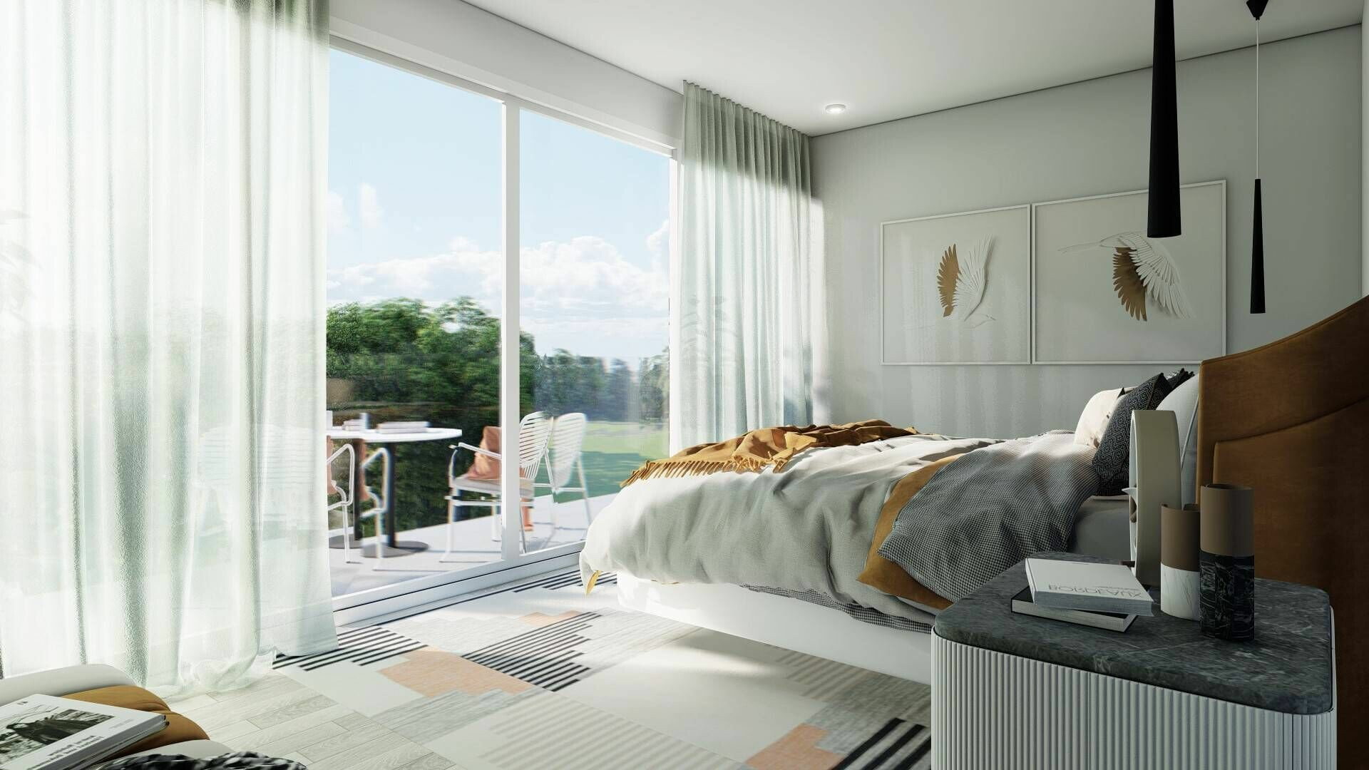 Helles Schlafzimmer mit Balkonblick