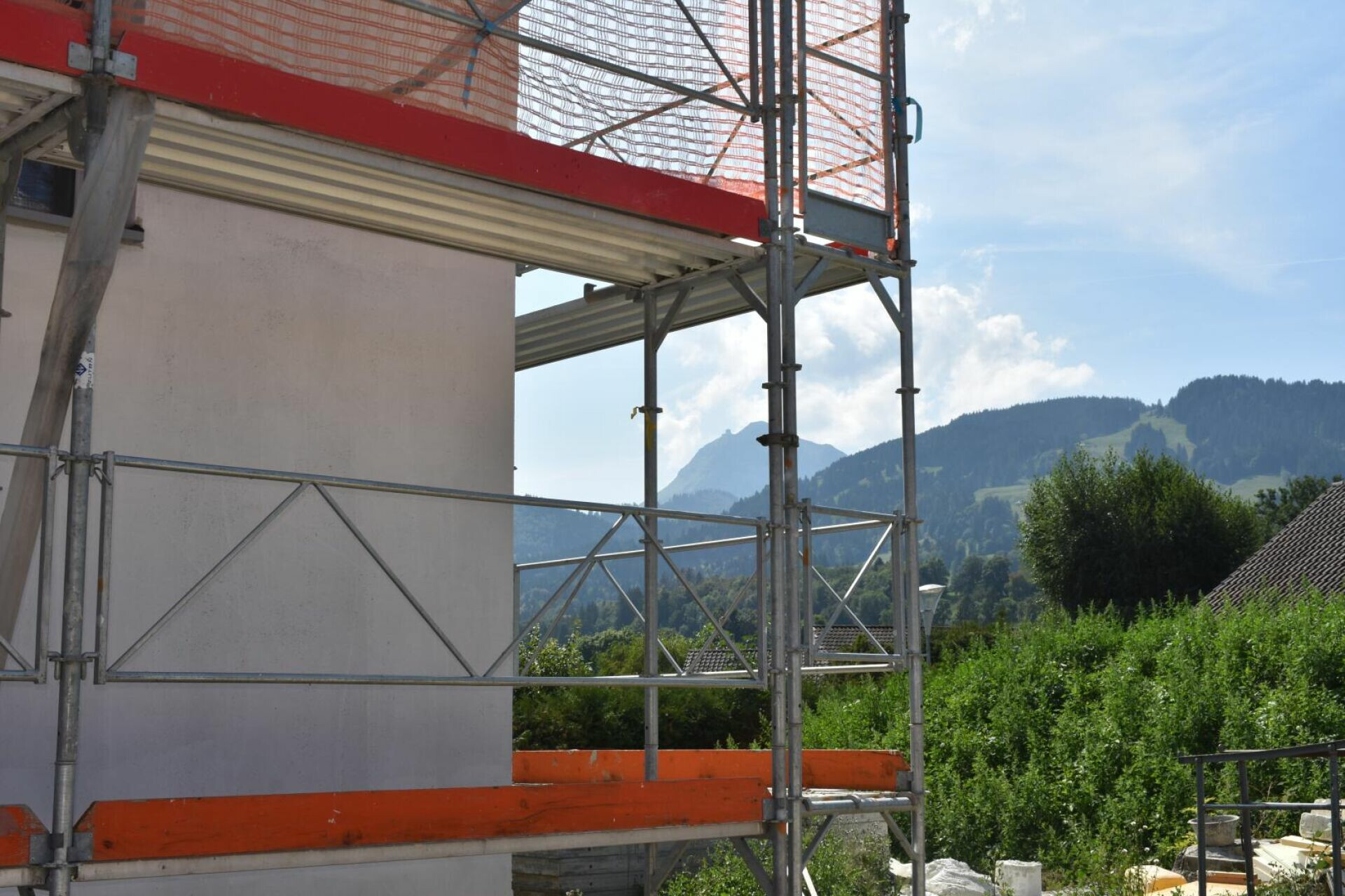 Gerüst an einem Gebäude mit Bergblick