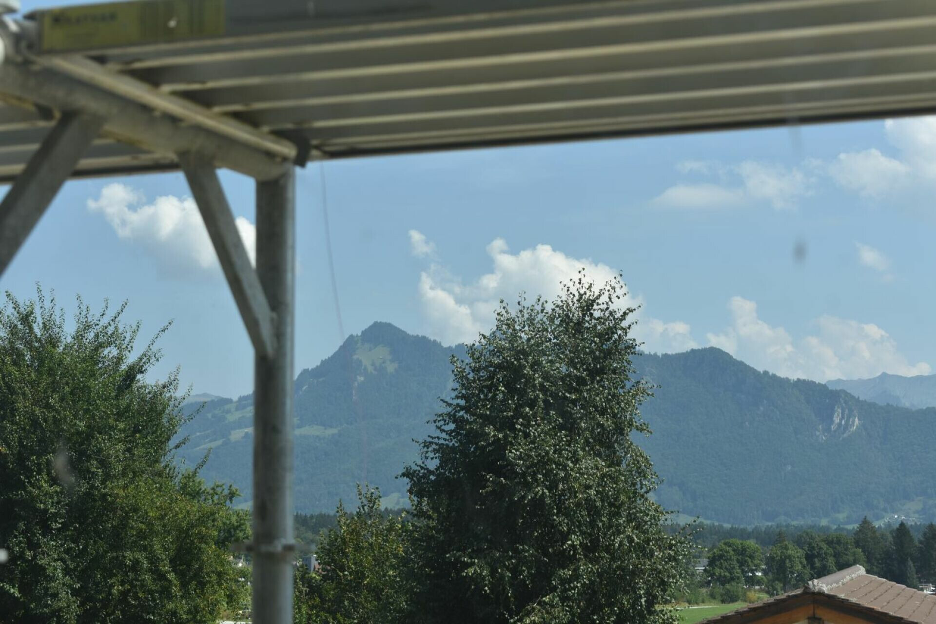 Bergblick unter einem Überdachungsvordach