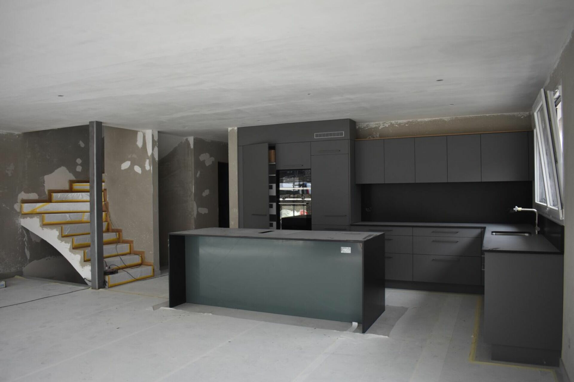 Moderne Küche im Ausbau