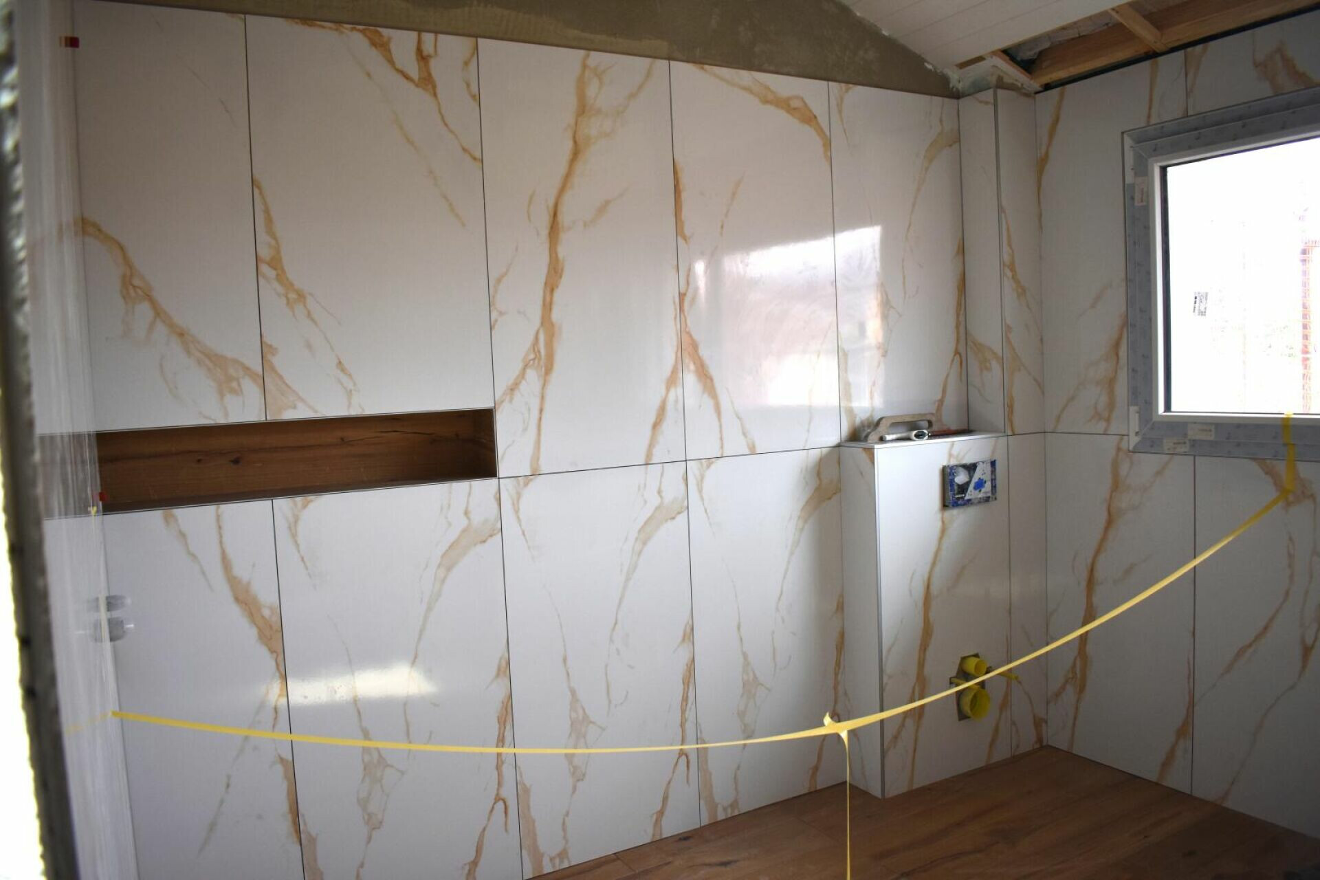 Innenraum im Ausbau mit Wandverkleidung in Marmoroptik