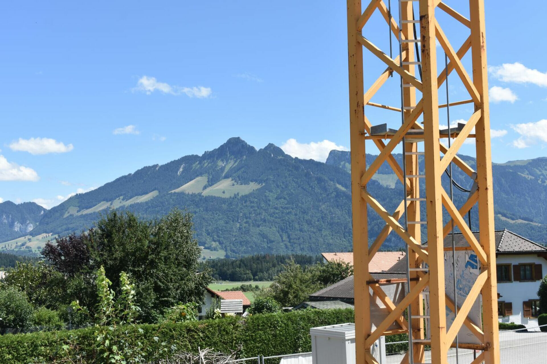 Bergblick mit Baukran