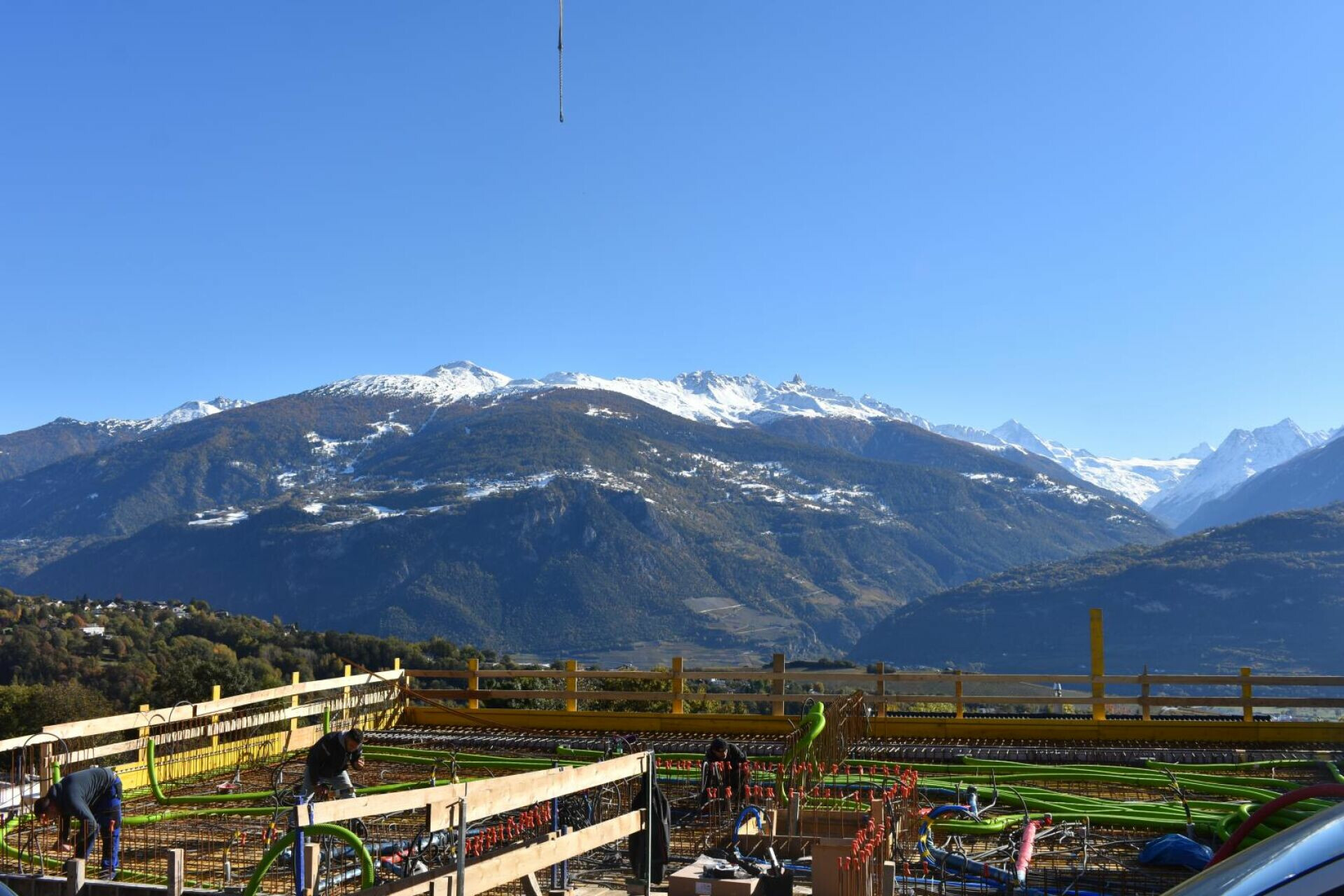Bergpanorama von einer Baustelle aus