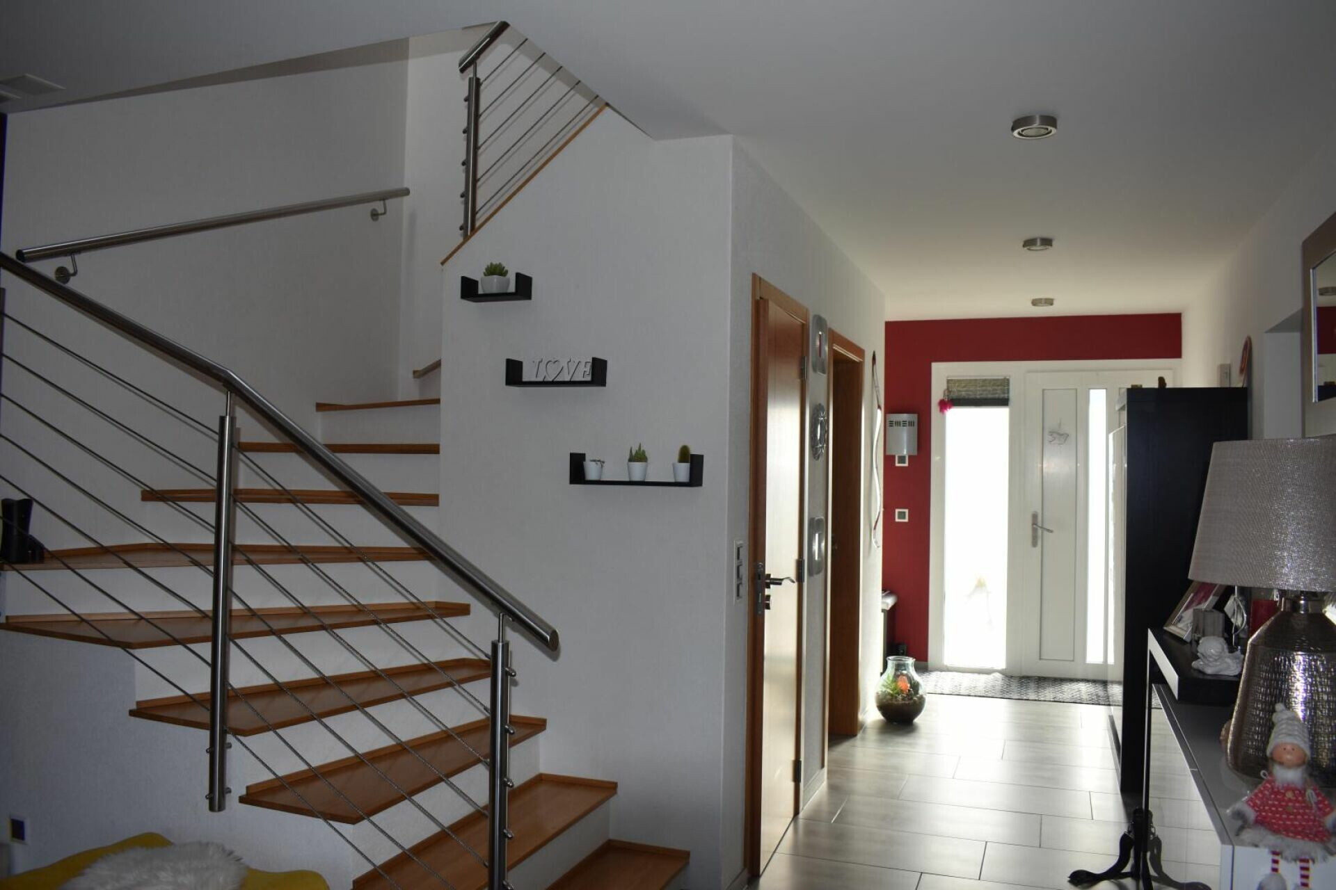 Moderner Eingangsbereich mit Treppe