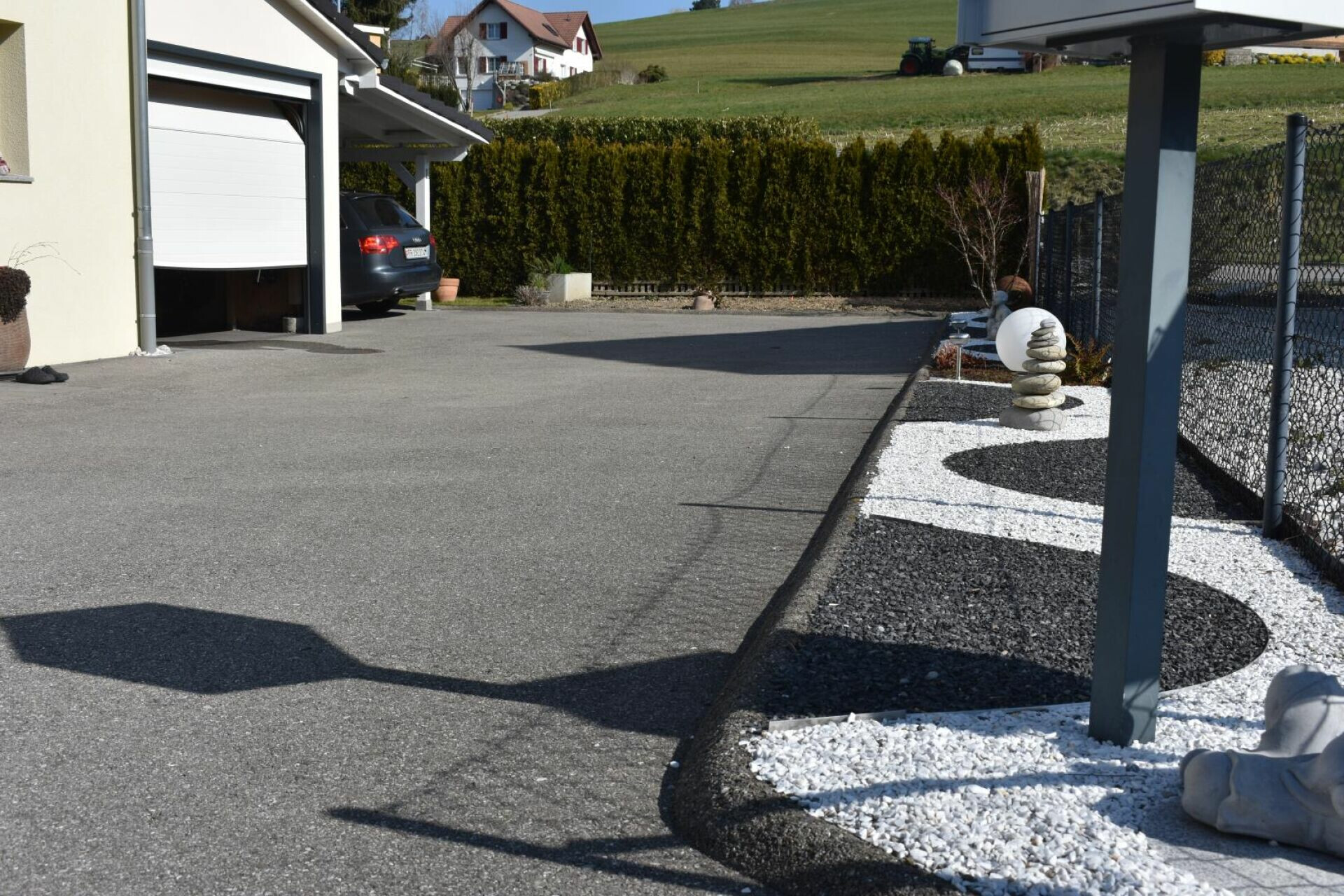 Außenansicht von Einfahrt und Carport
