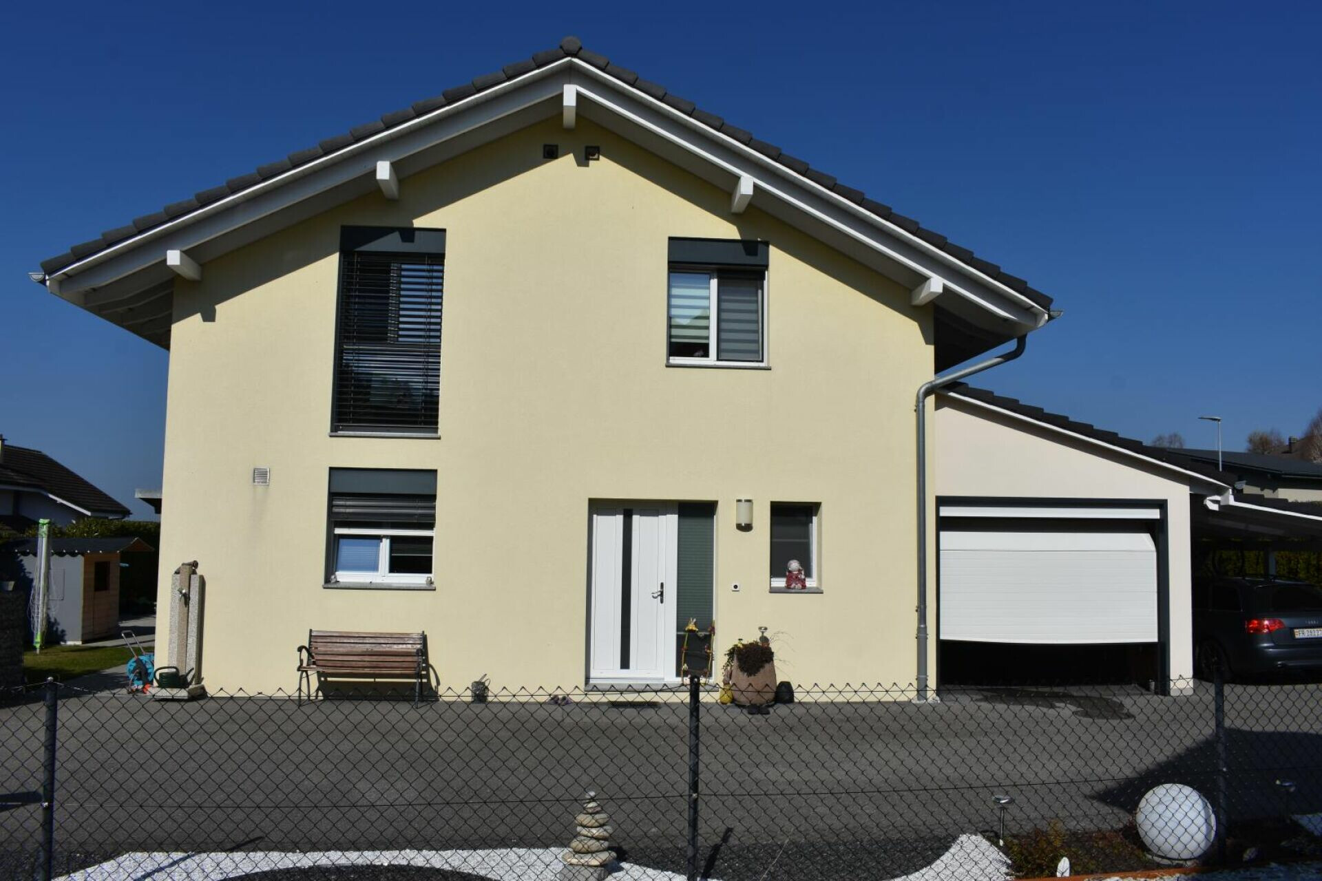 Einfamilienhaus mit Satteldach und Garage