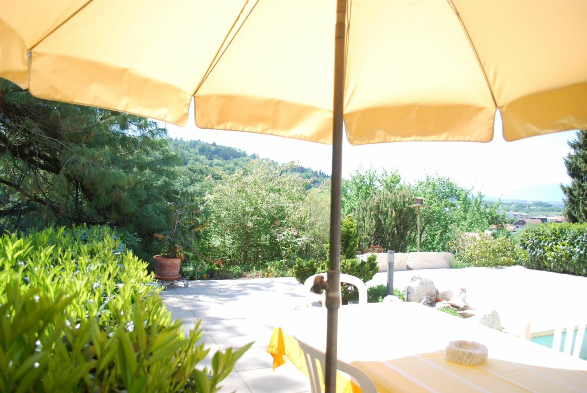 Terrasse mit Gartenblick und Poolbereich