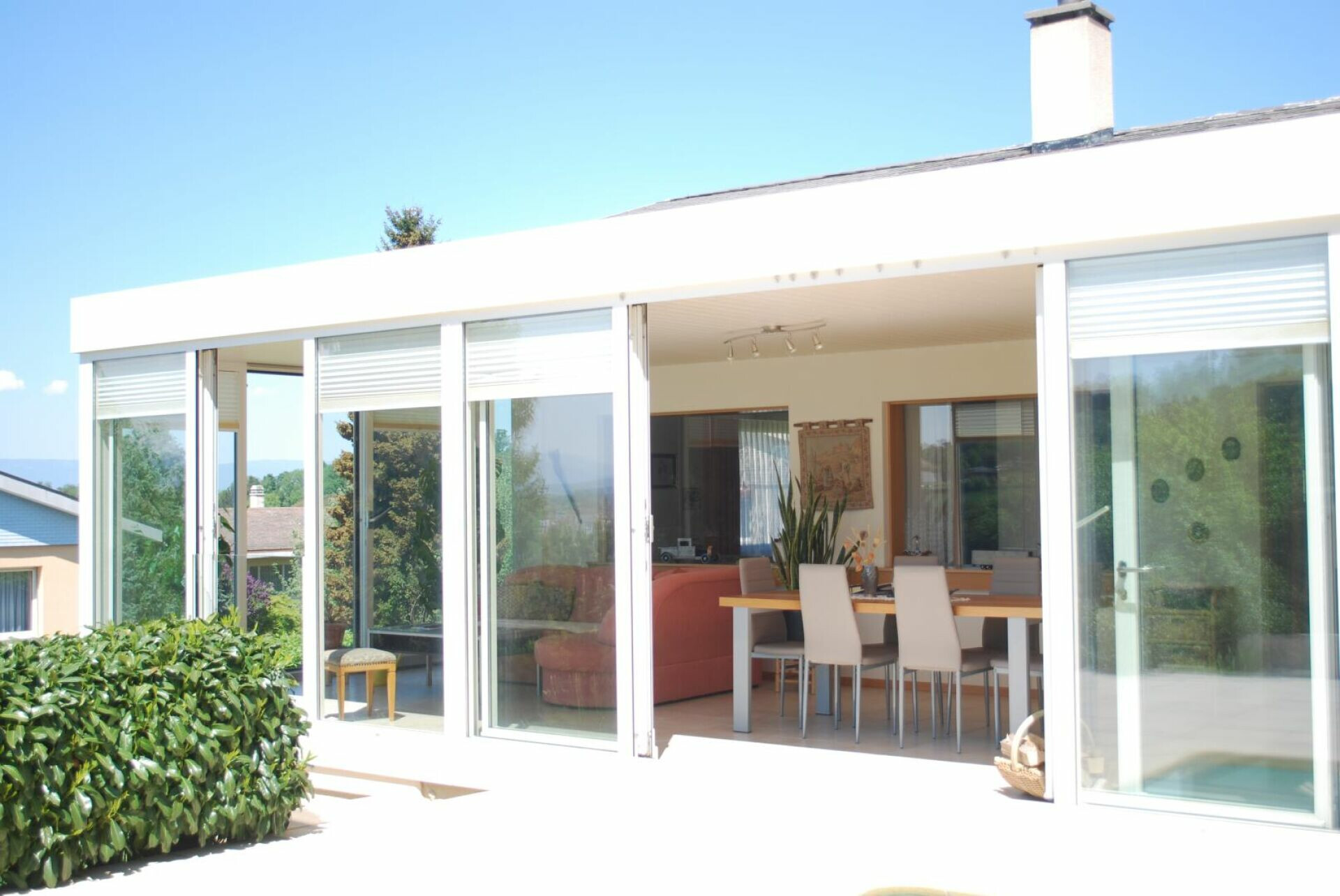 Modernes Haus mit großflächigen Glasfronten