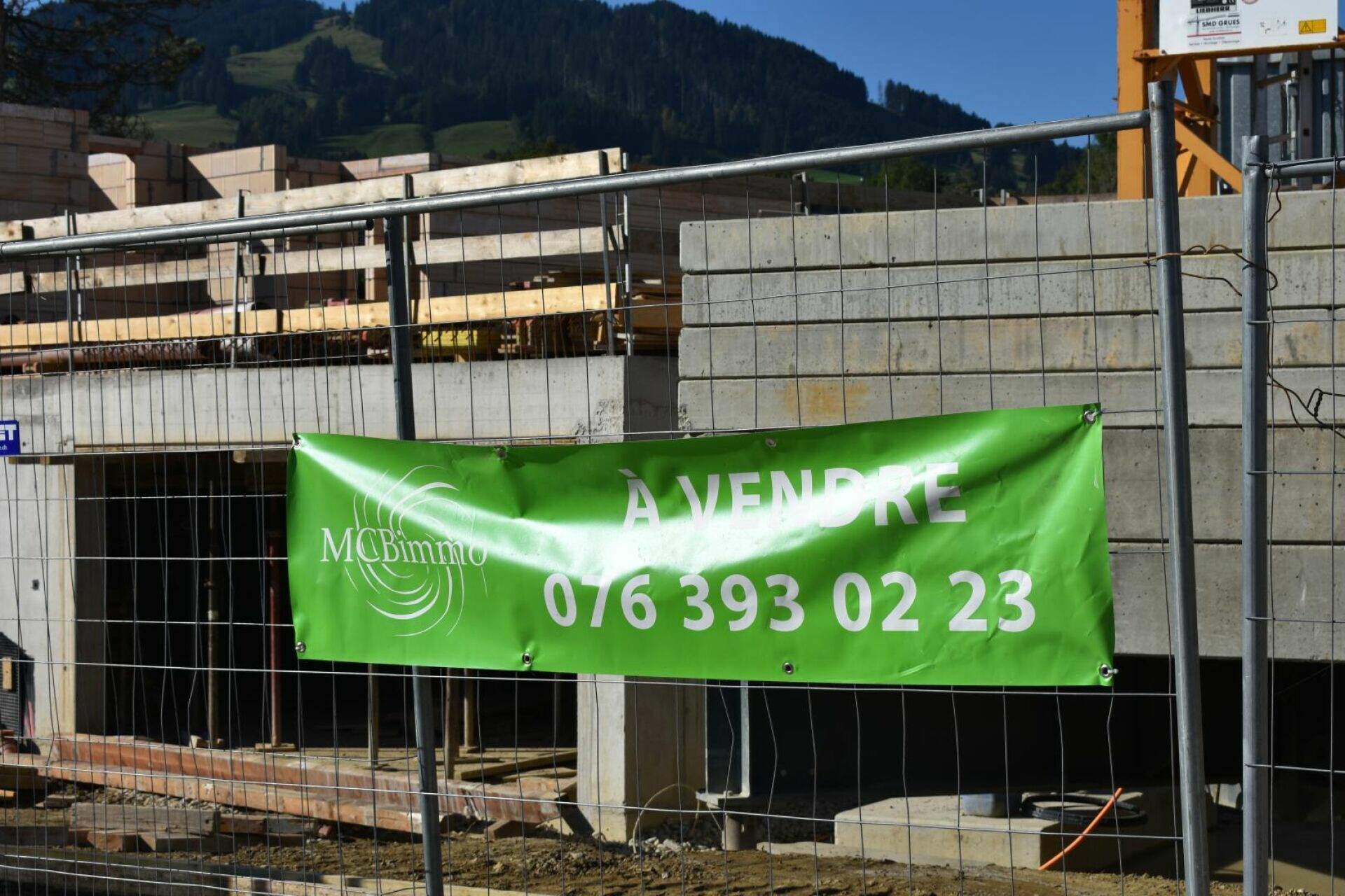Baustelle mit Werbebanner