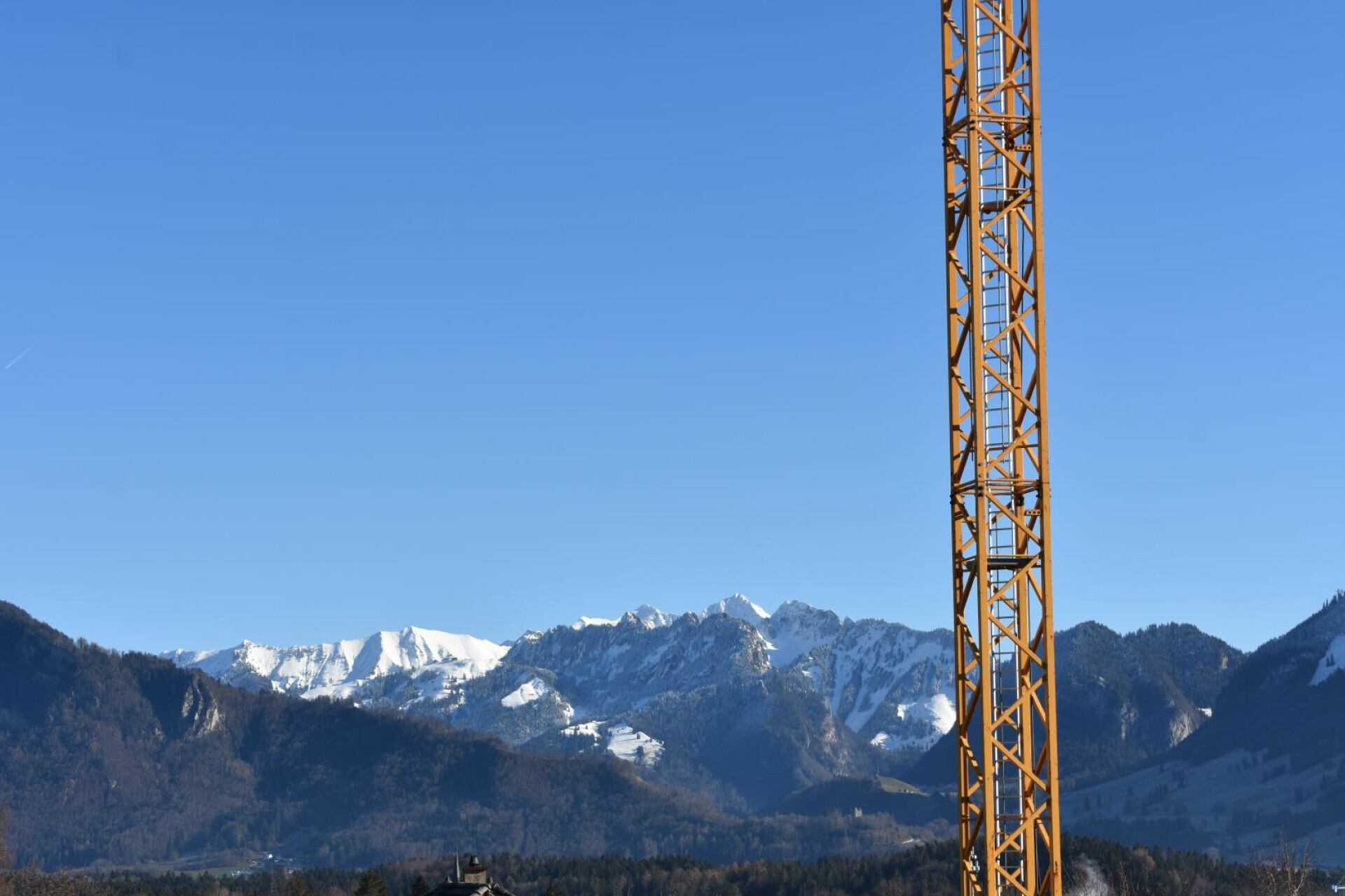 Bergpanorama mit Baukran