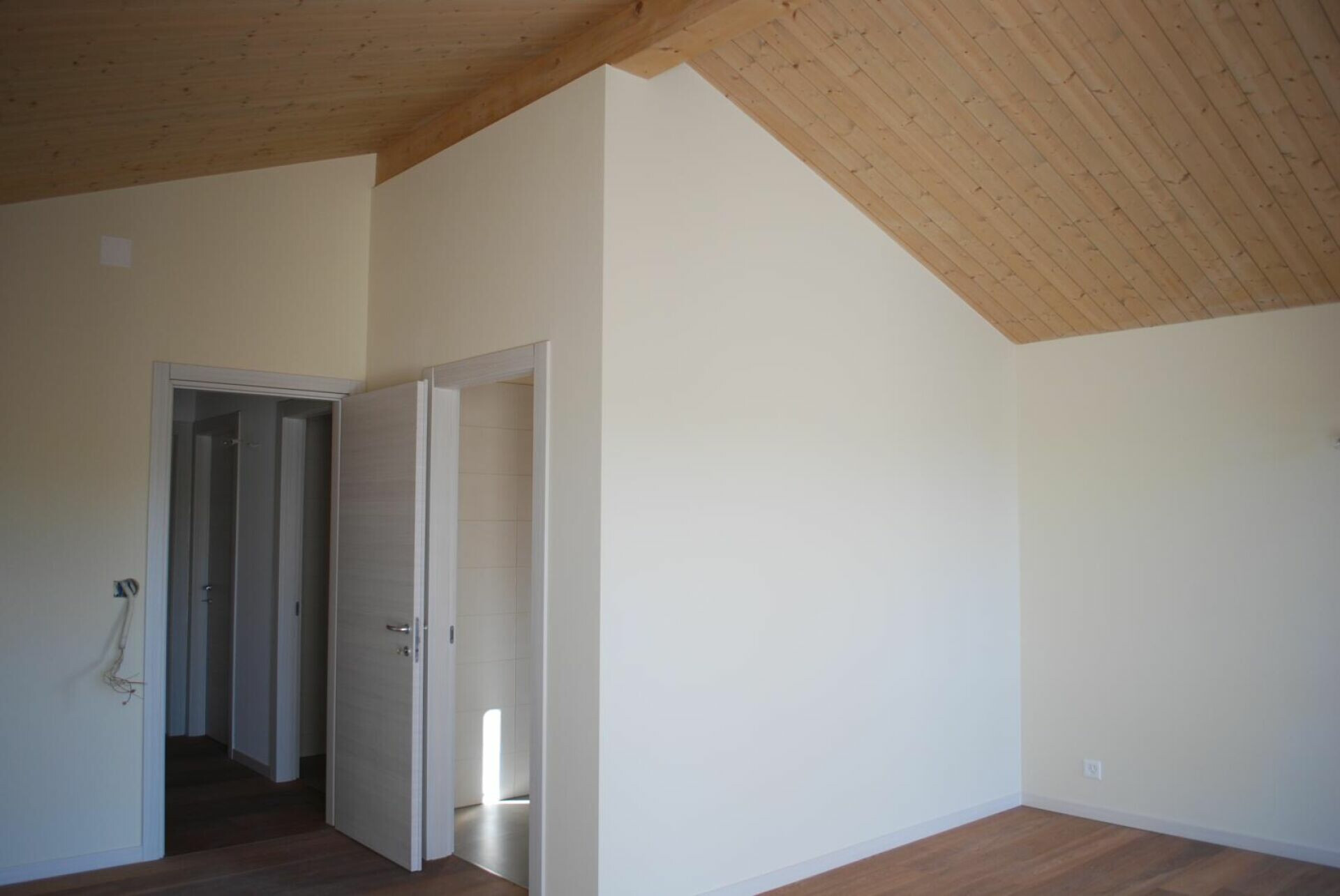 Leeres Dachgeschosszimmer mit Holzdecke