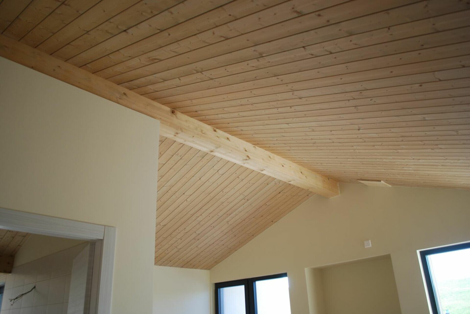 Helle Innenaufnahme mit Holzdecke