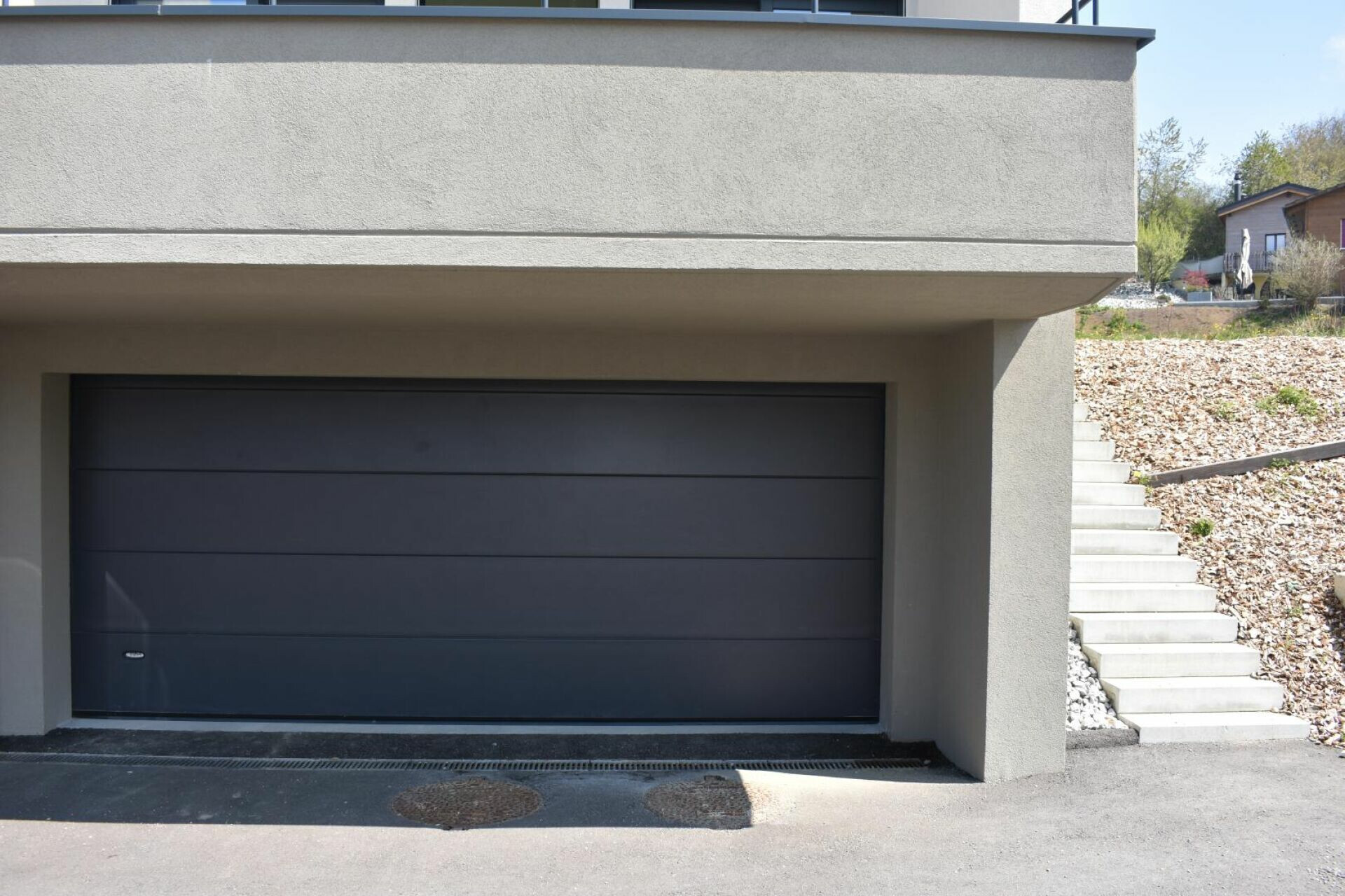 Moderne Garage mit Einfahrt und Außentreppe