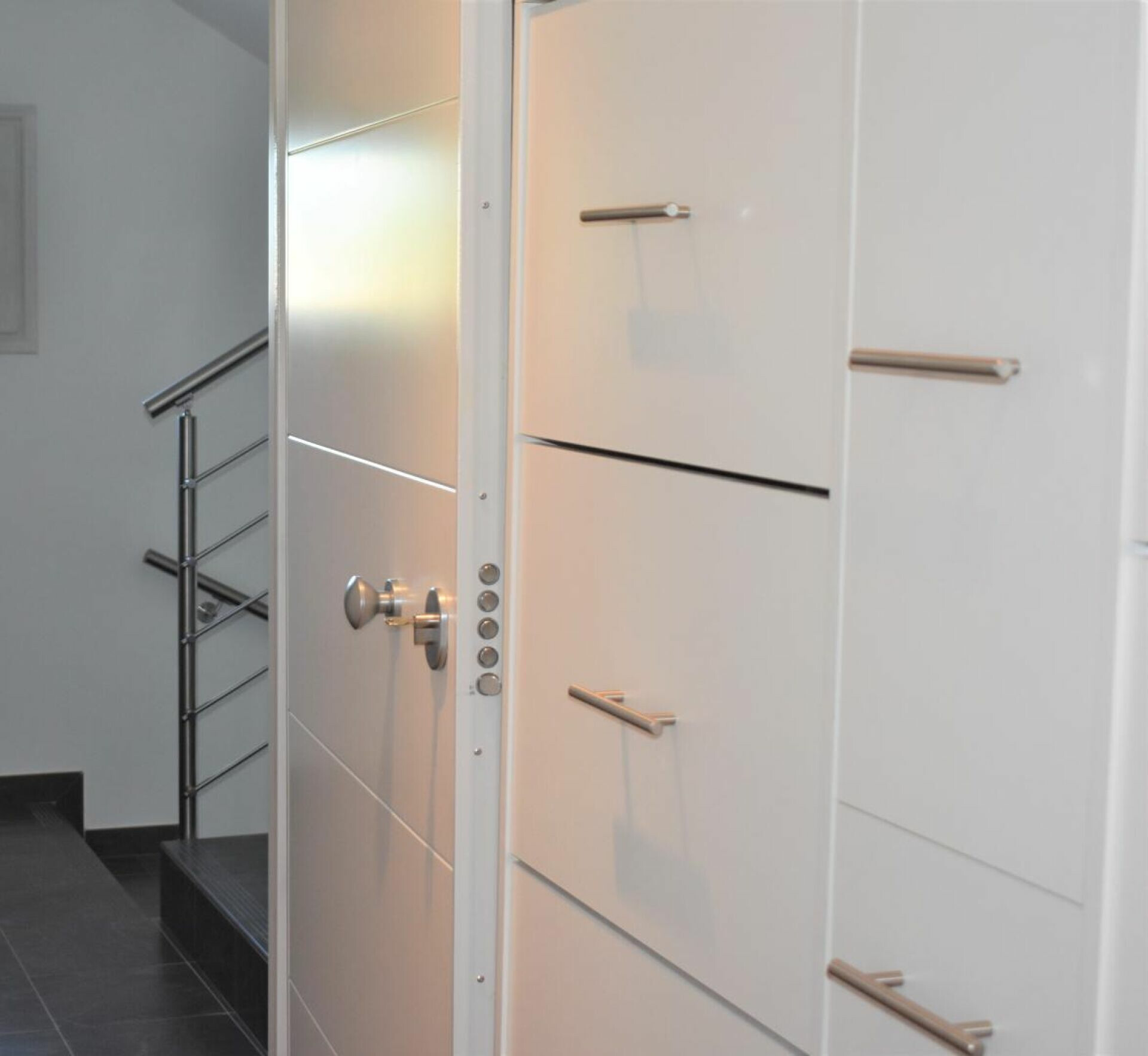 Moderner Flur mit Türen und Treppenhaus