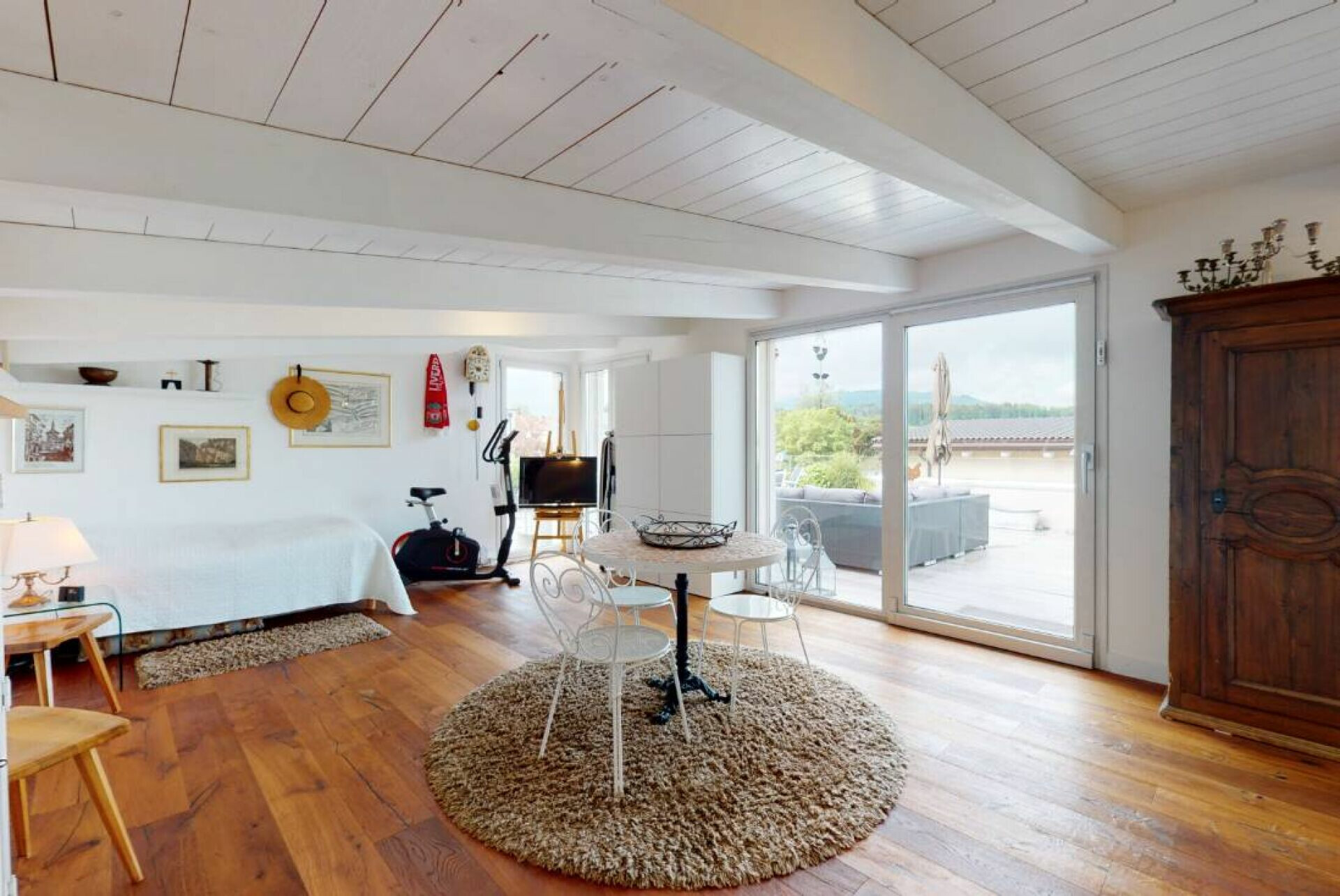Helles Wohn-/Schlafzimmer mit Zugang zur Terrasse