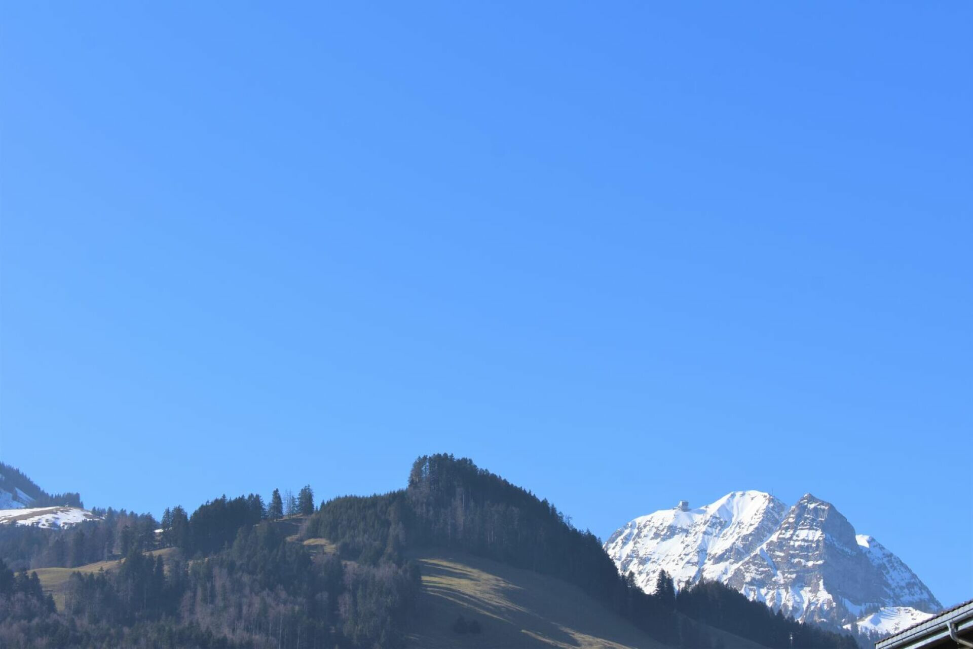 Berglandschaft mit schneebedeckten Gipfeln