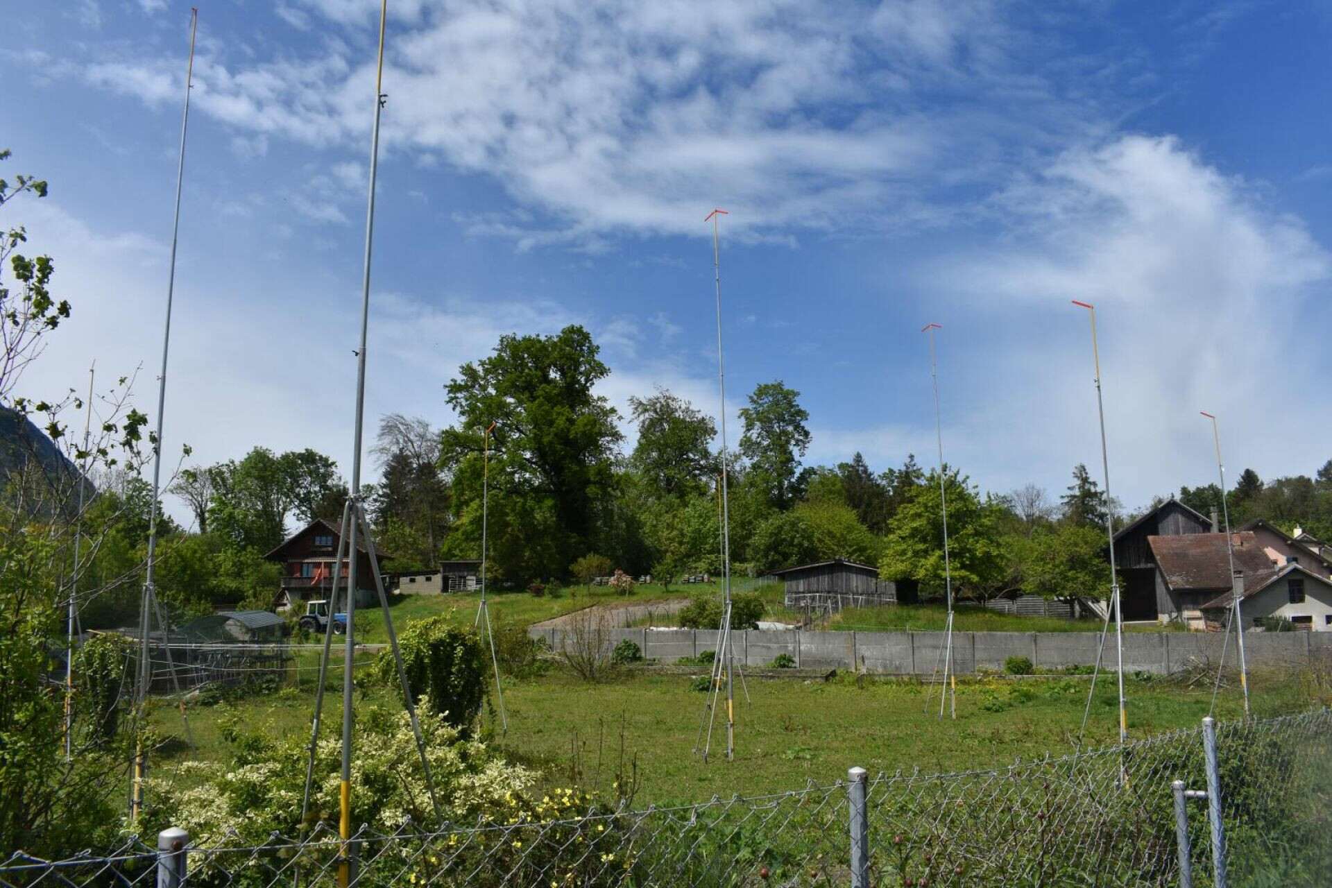 Ländliches Grundstück mit Wiese und Masten