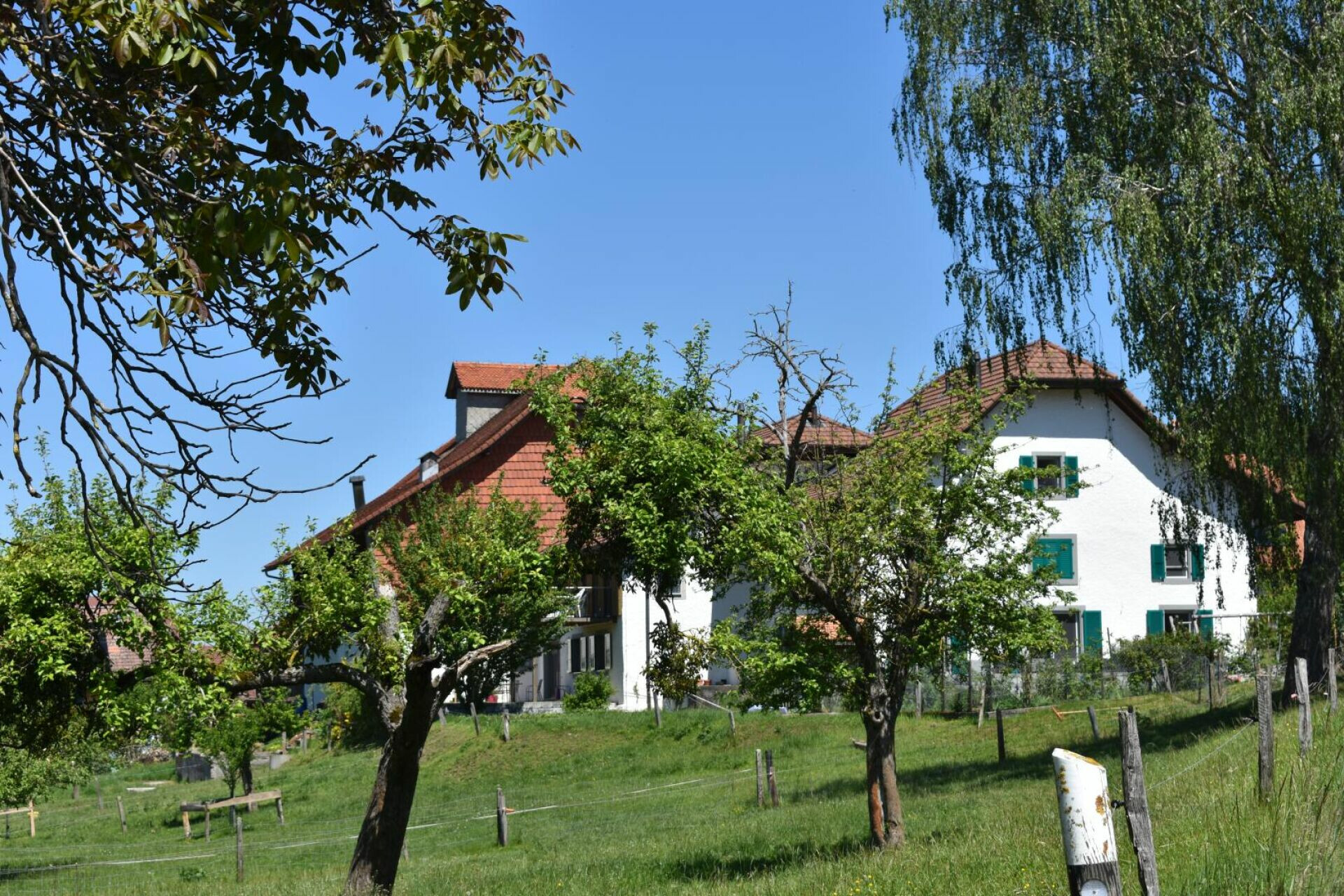 Ländliches Wohnhaus mit rotem Ziegeldach