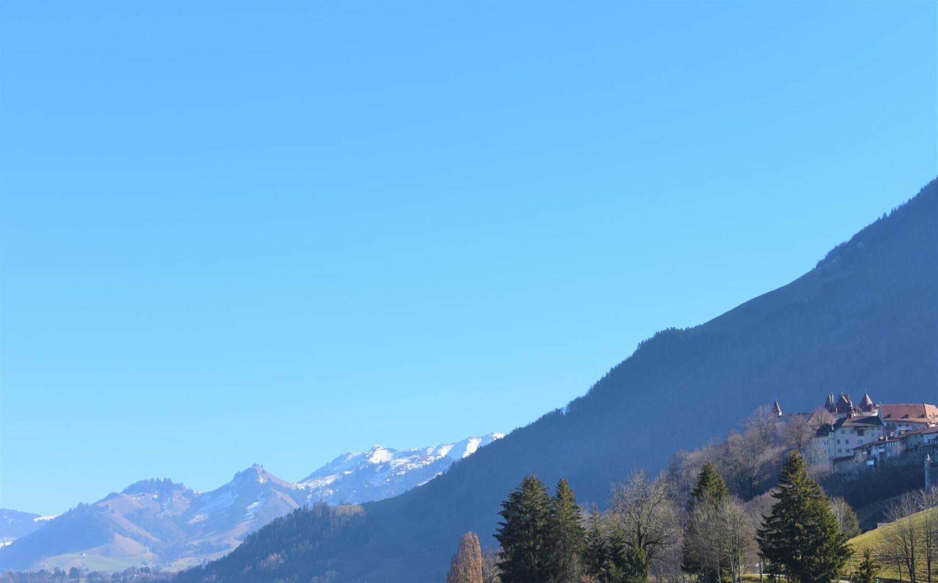 Berglandschaft mit Tal und Dorf am Hang