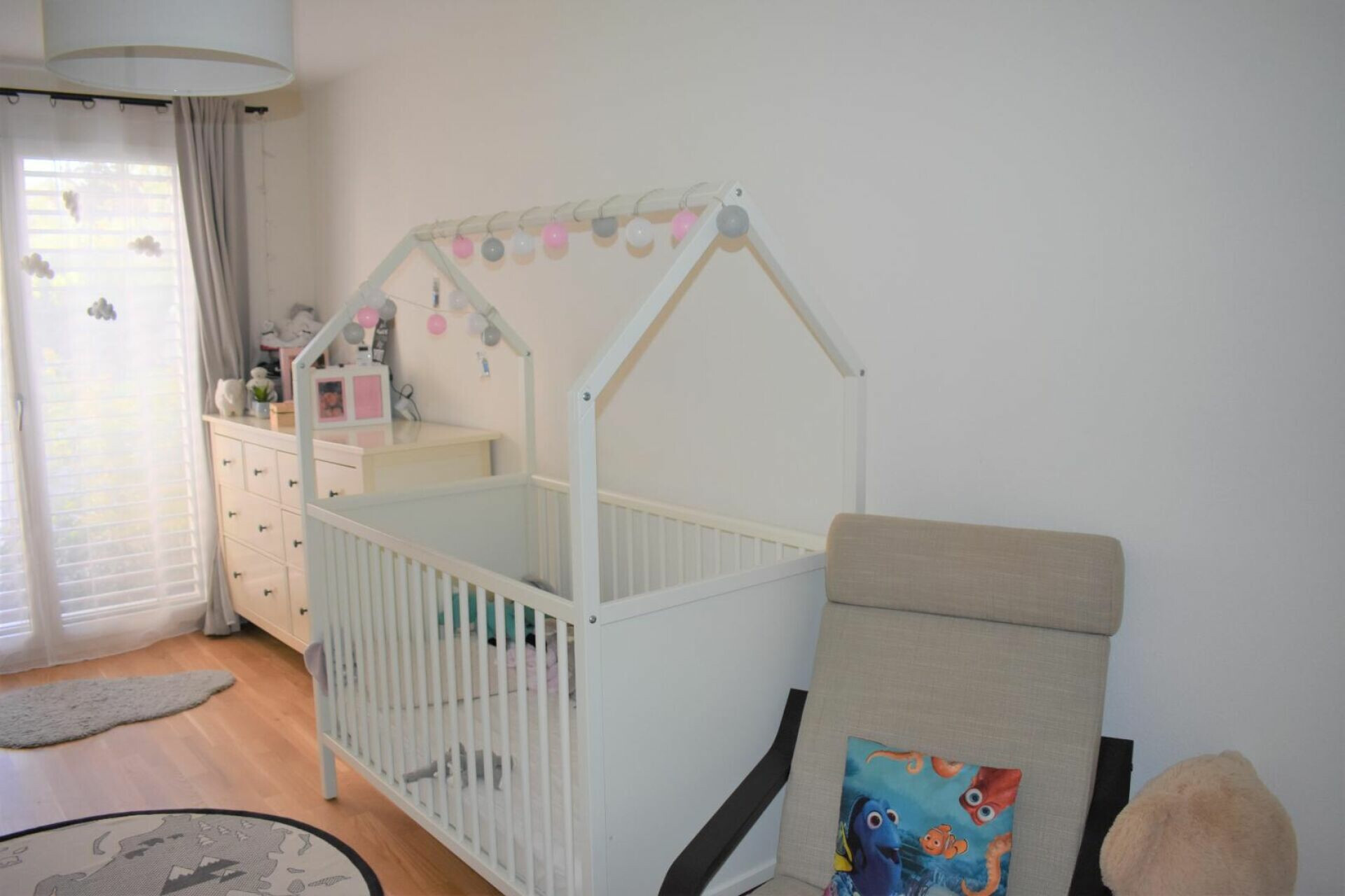 Kinderzimmer mit Hausbett und Fensterbereich