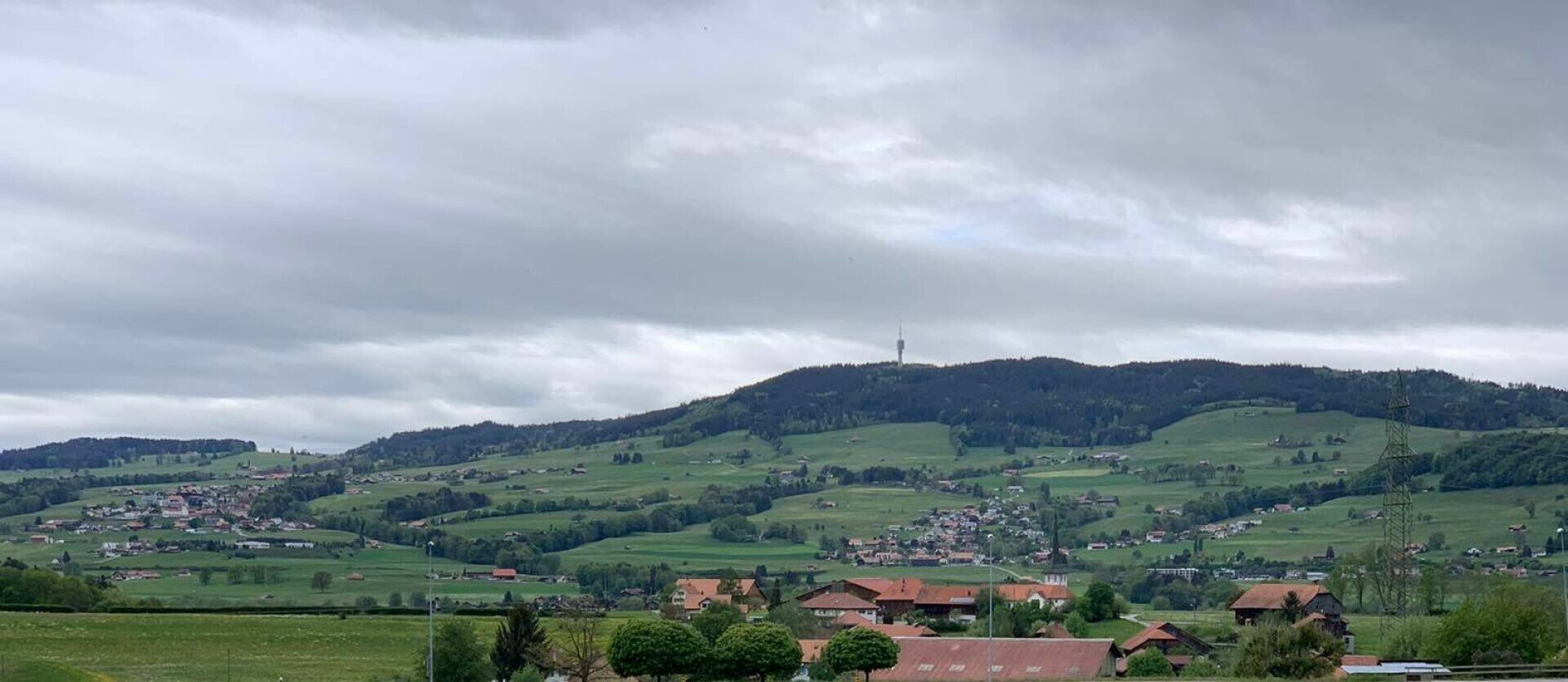 Weite Landschaft mit Bergen und Ortschaften