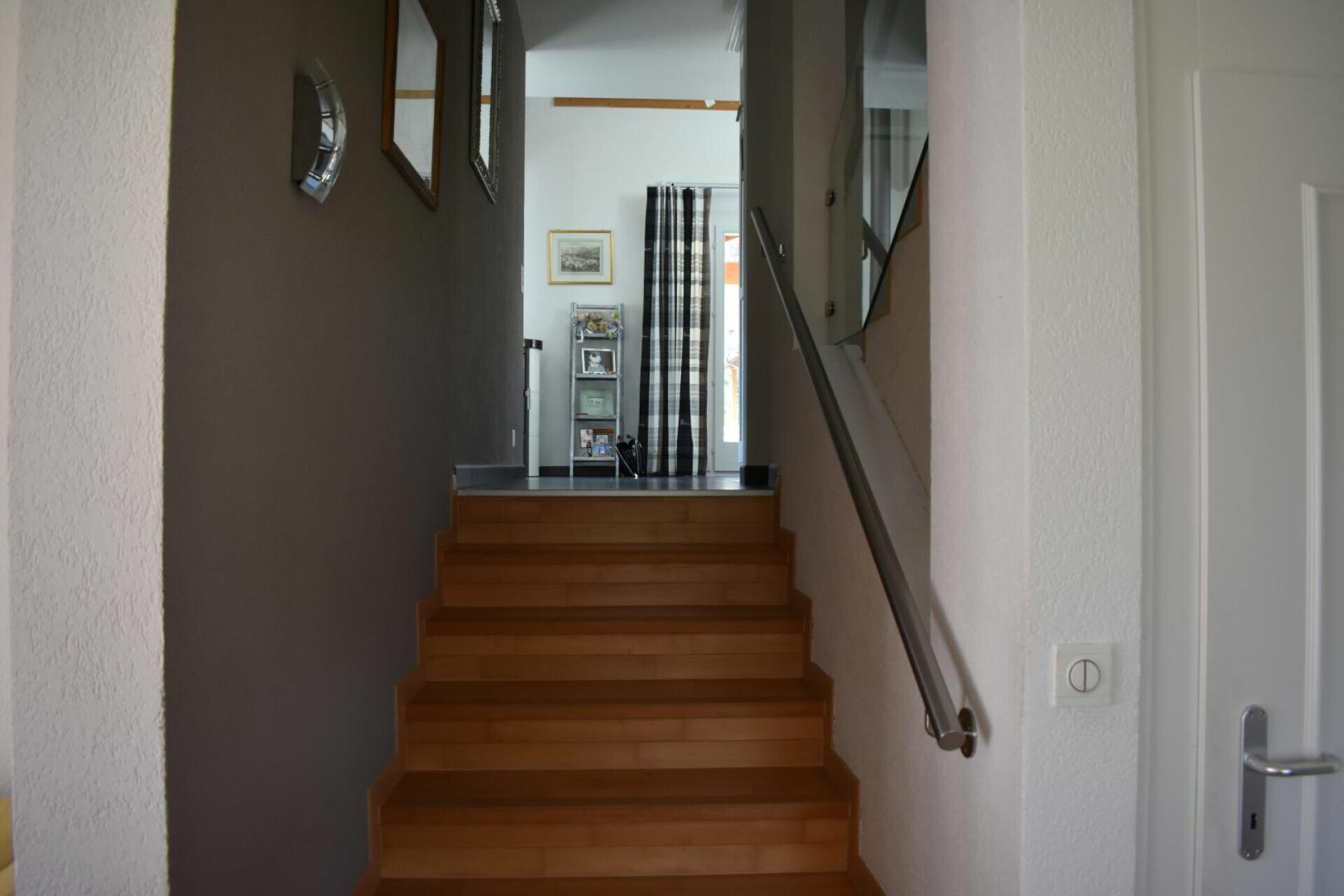 Treppenhaus mit Holzstufen