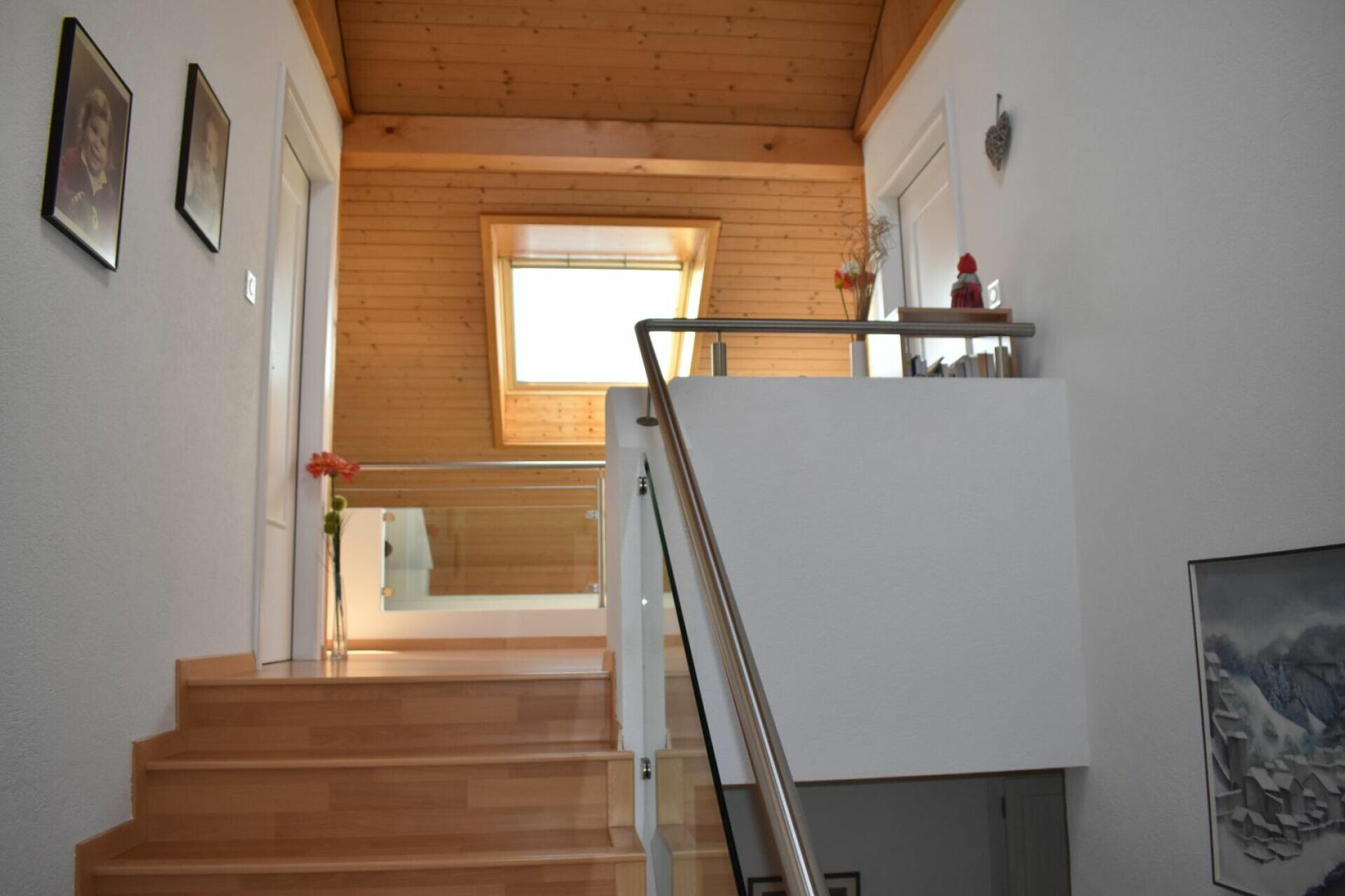 Treppenhaus mit Holzdecke