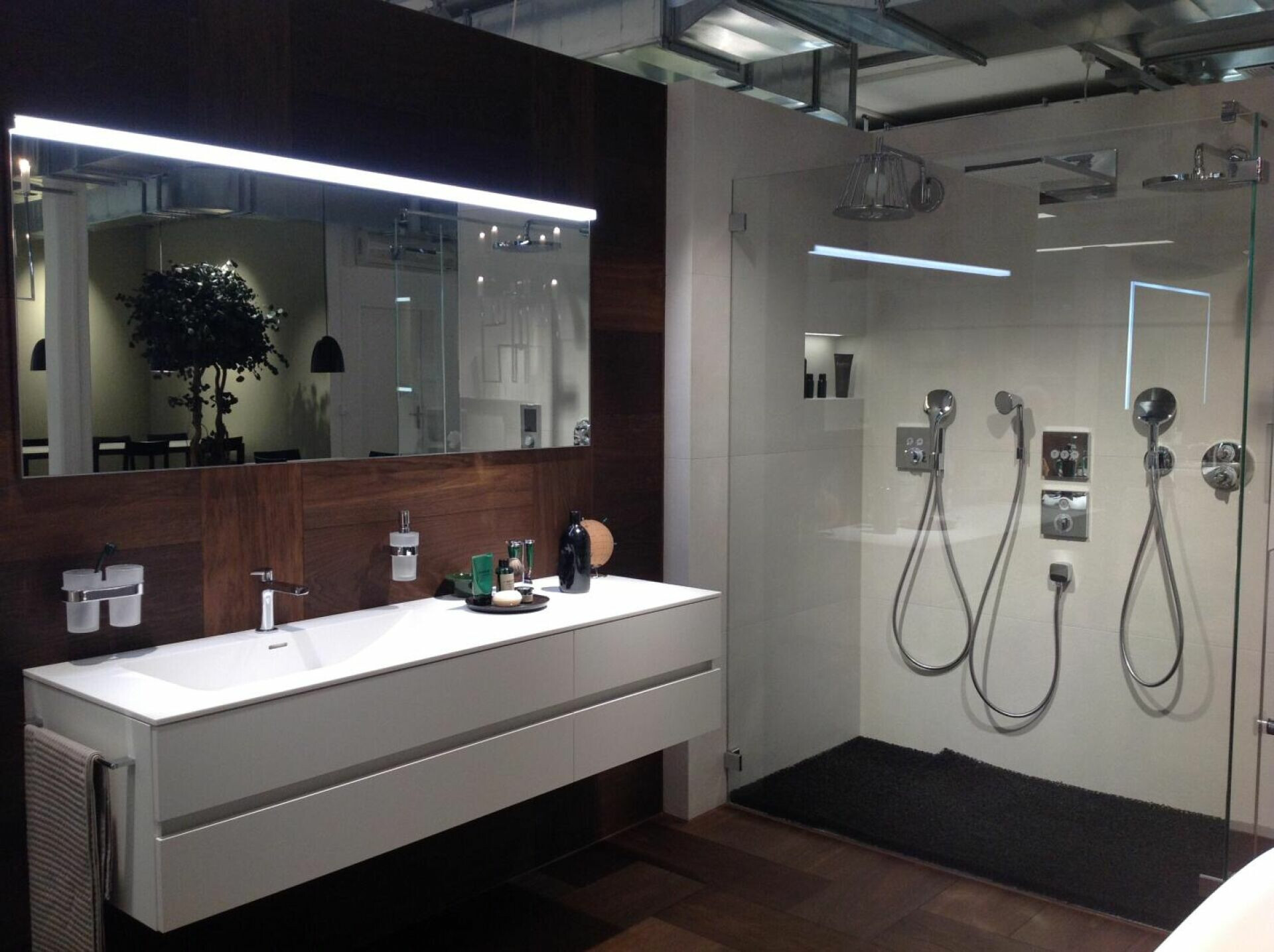 Modernes Badezimmer mit Walk-in-Dusche