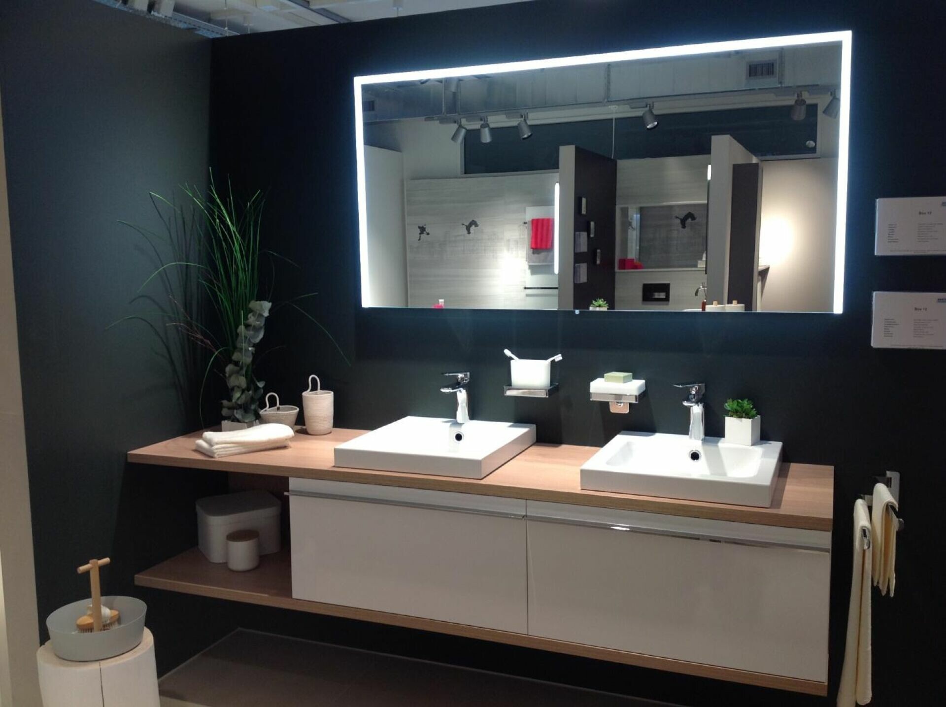 Modernes Doppelwaschbecken im Ausstellungsbad