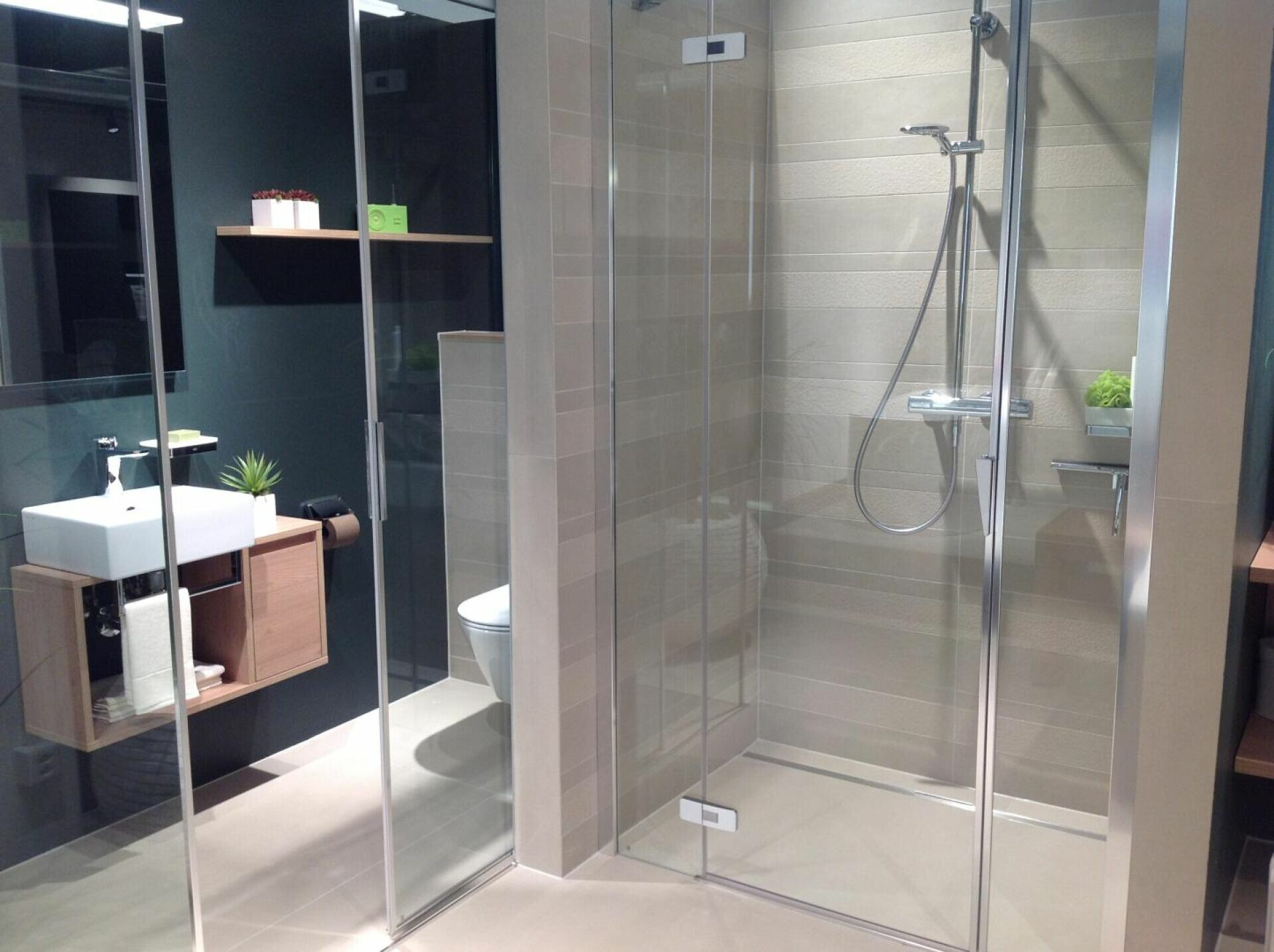 Modernes Badezimmer mit Glasdusche