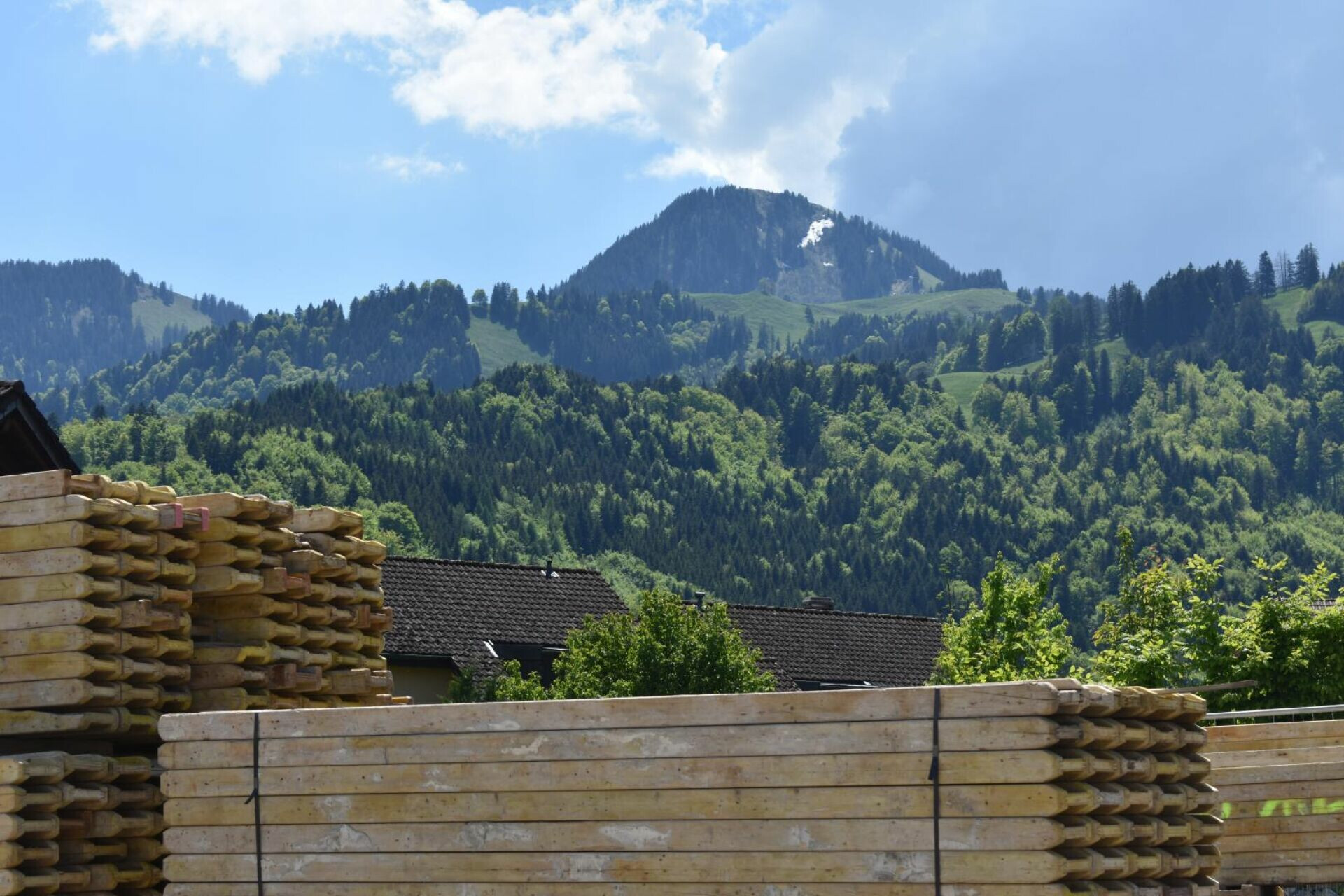 Bergpanorama mit Baustelle