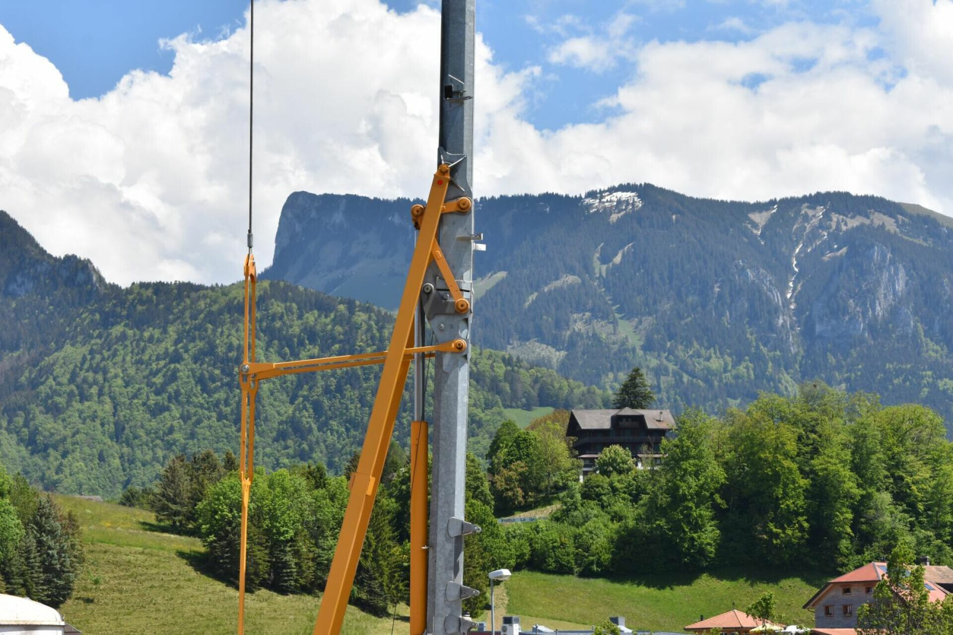 Berglandschaft mit technischer Mastkonstruktion