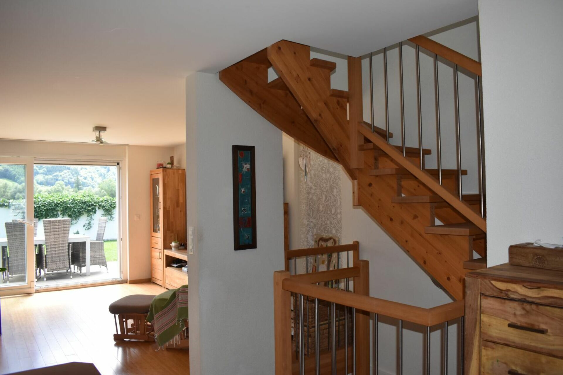 Treppenbereich mit Wohnraum und Terrassenzugang