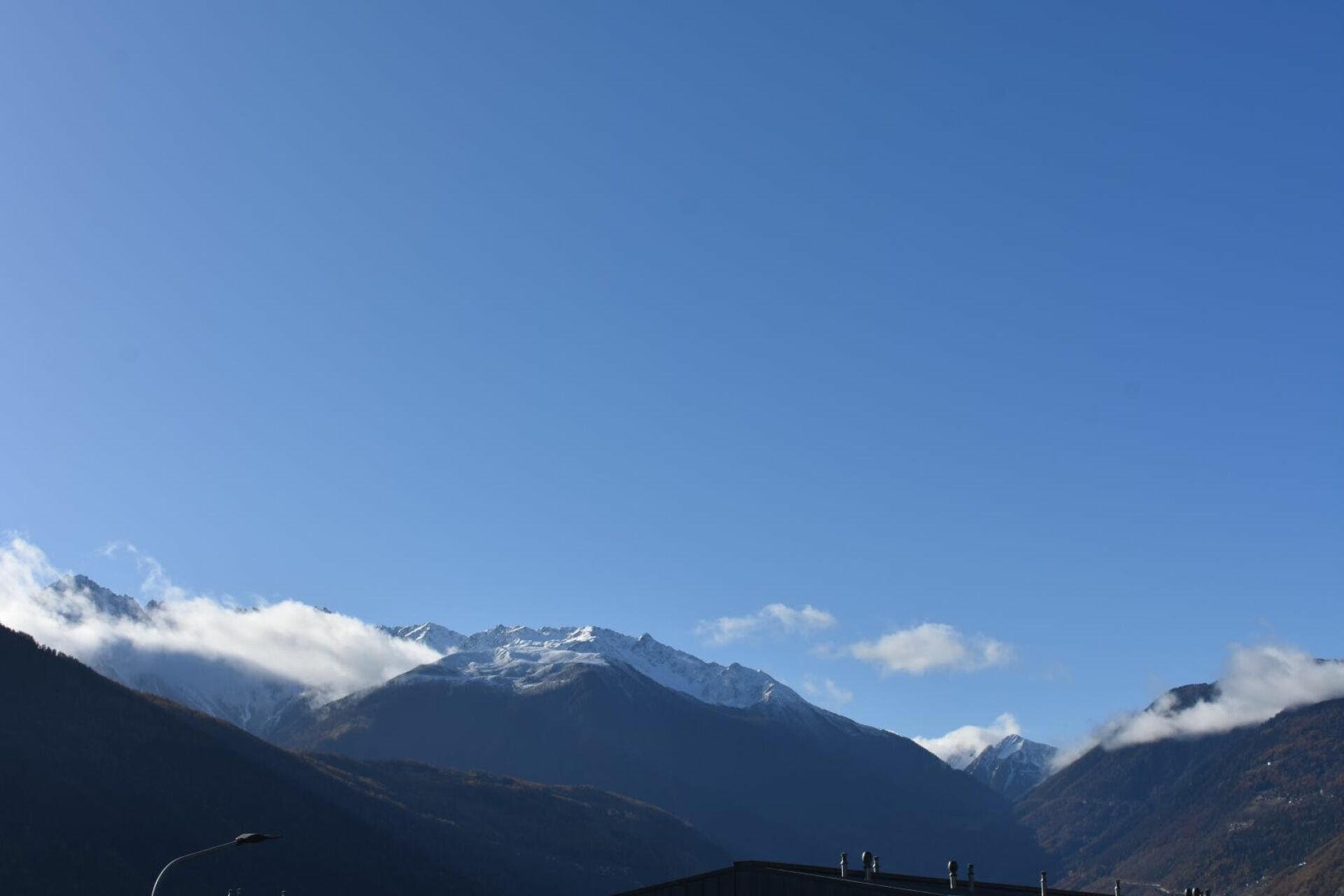 Bergpanorama mit Schneegipfeln
