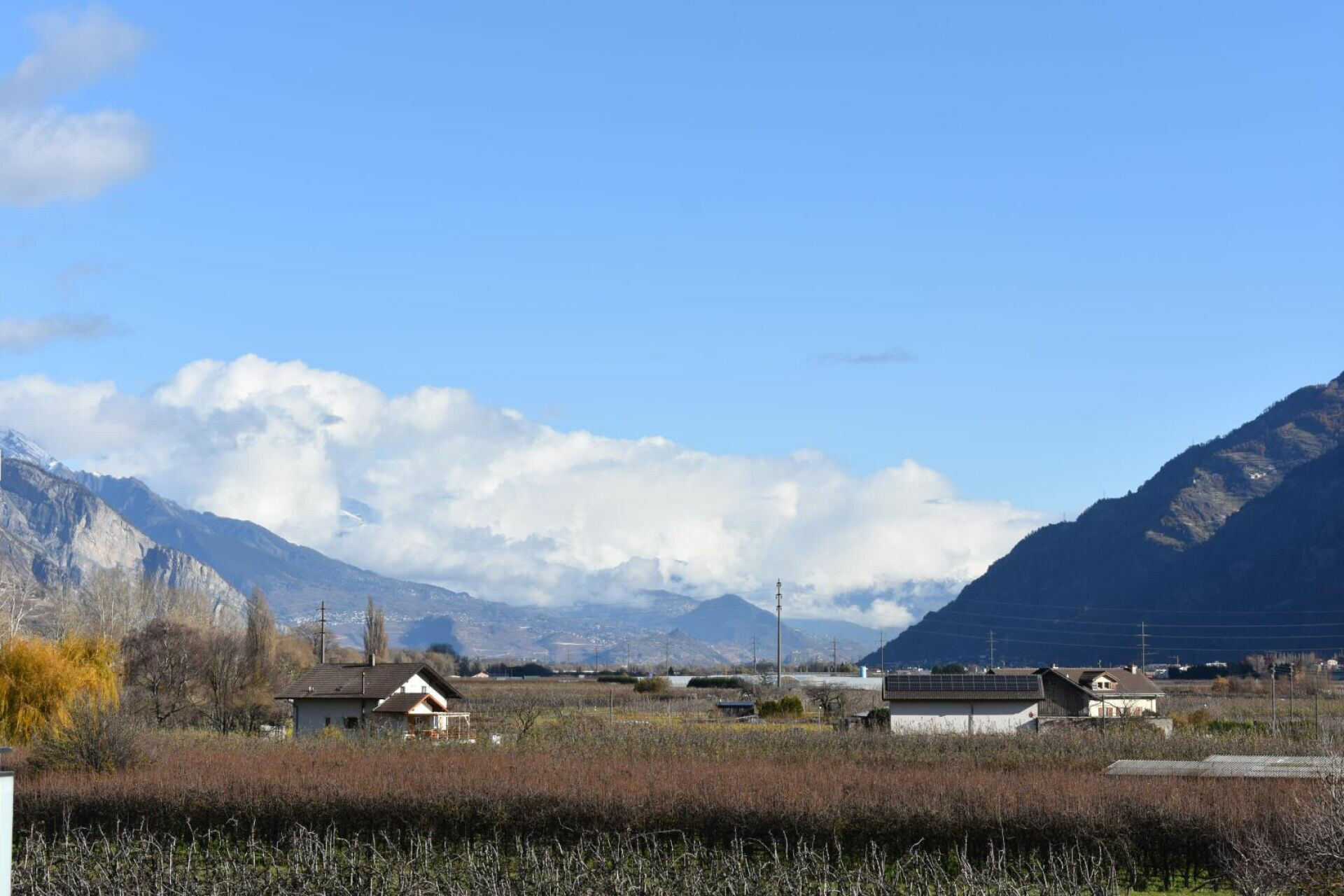 Alpenlandschaft mit Häusern im Tal
