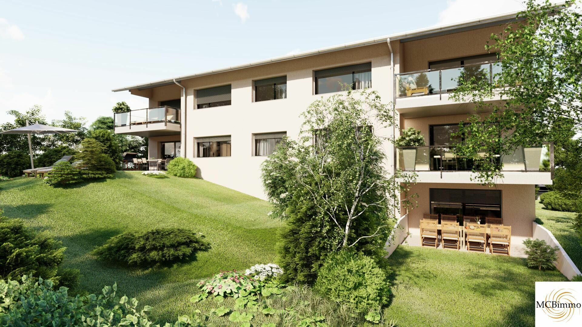 Modernes Mehrfamilienhaus mit begrüntem Garten und Balkonen