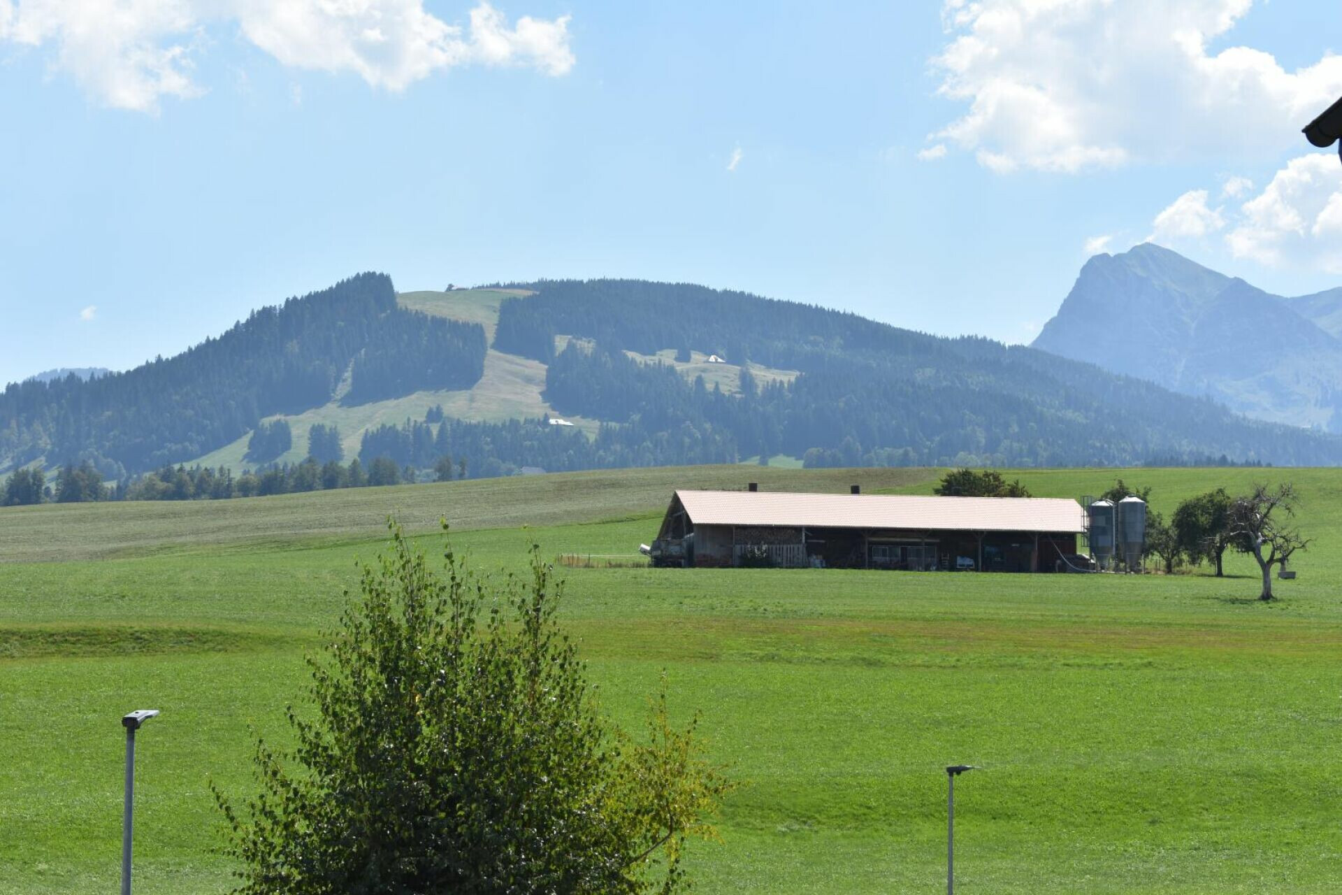 Landschaftliche Außenansicht mit Alpenblick