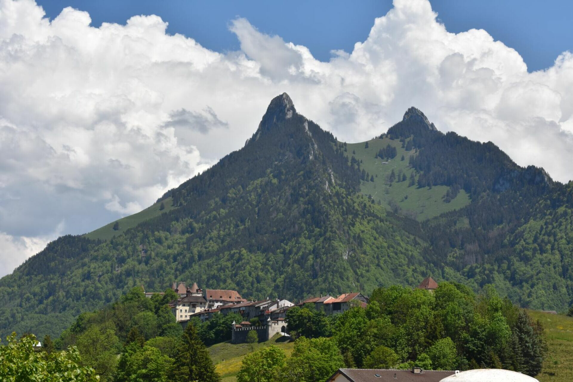 Berglandschaft mit Dorf und Festung