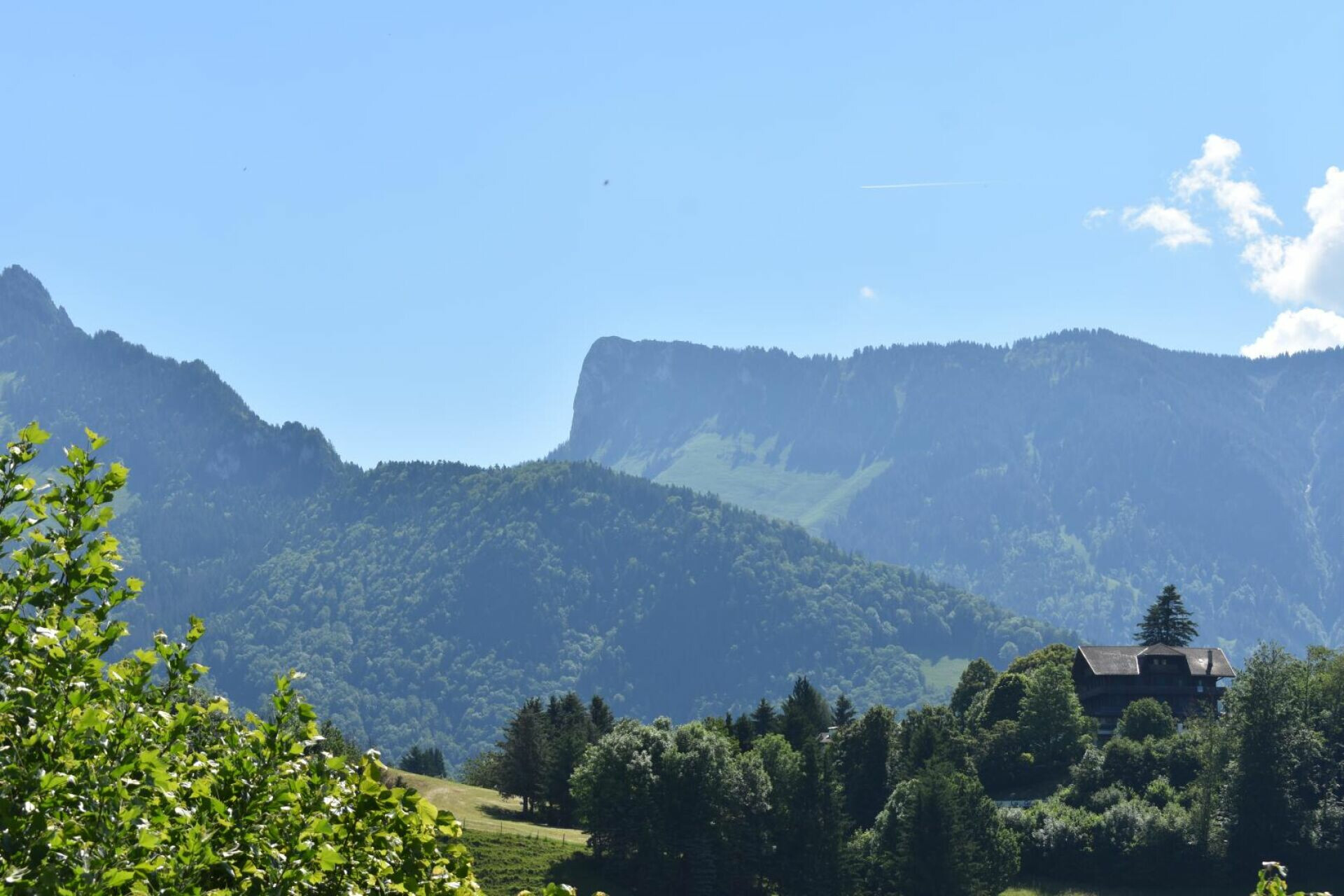 Alpenlandschaft mit Haus im Tal