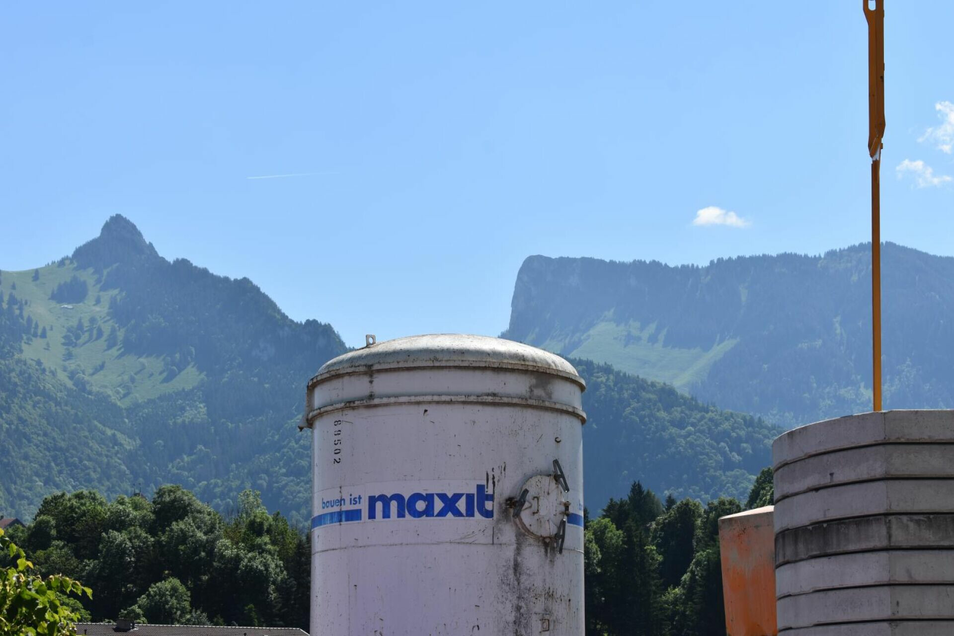 Industrielle Tanks vor Bergpanorama