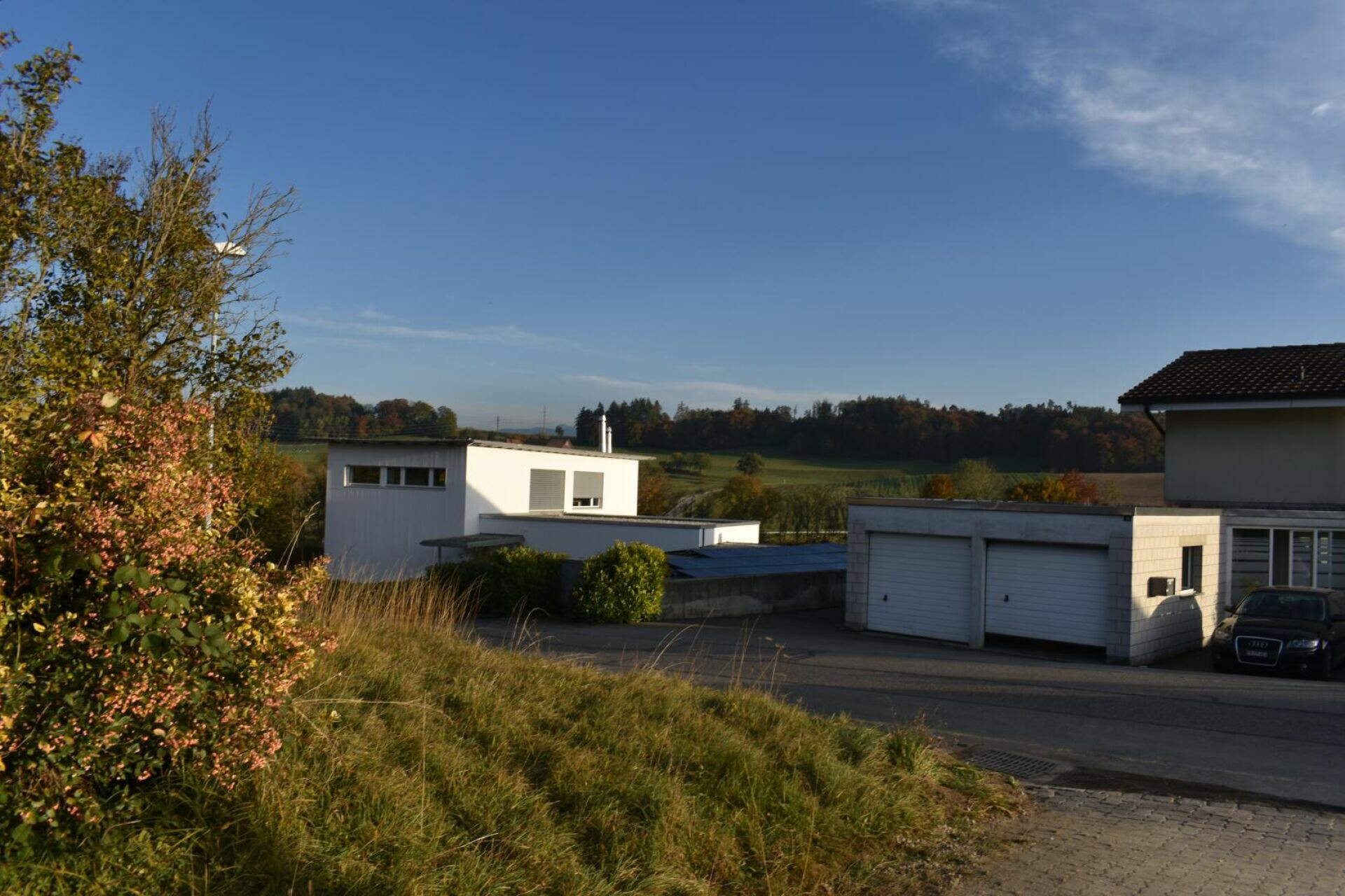 Moderne Wohnhäuser mit Garagen und Landschaftsblick