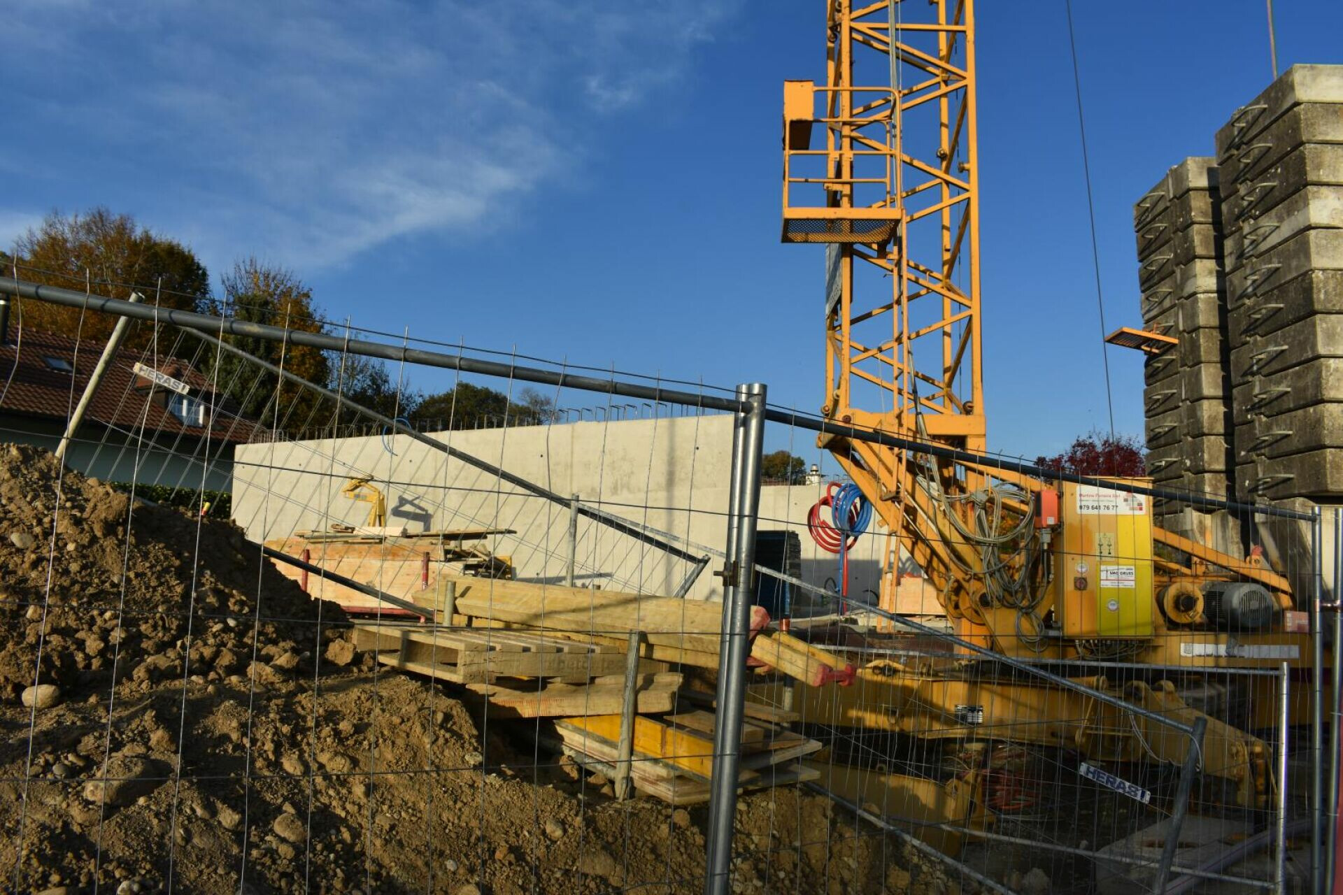Baustelle mit Kran