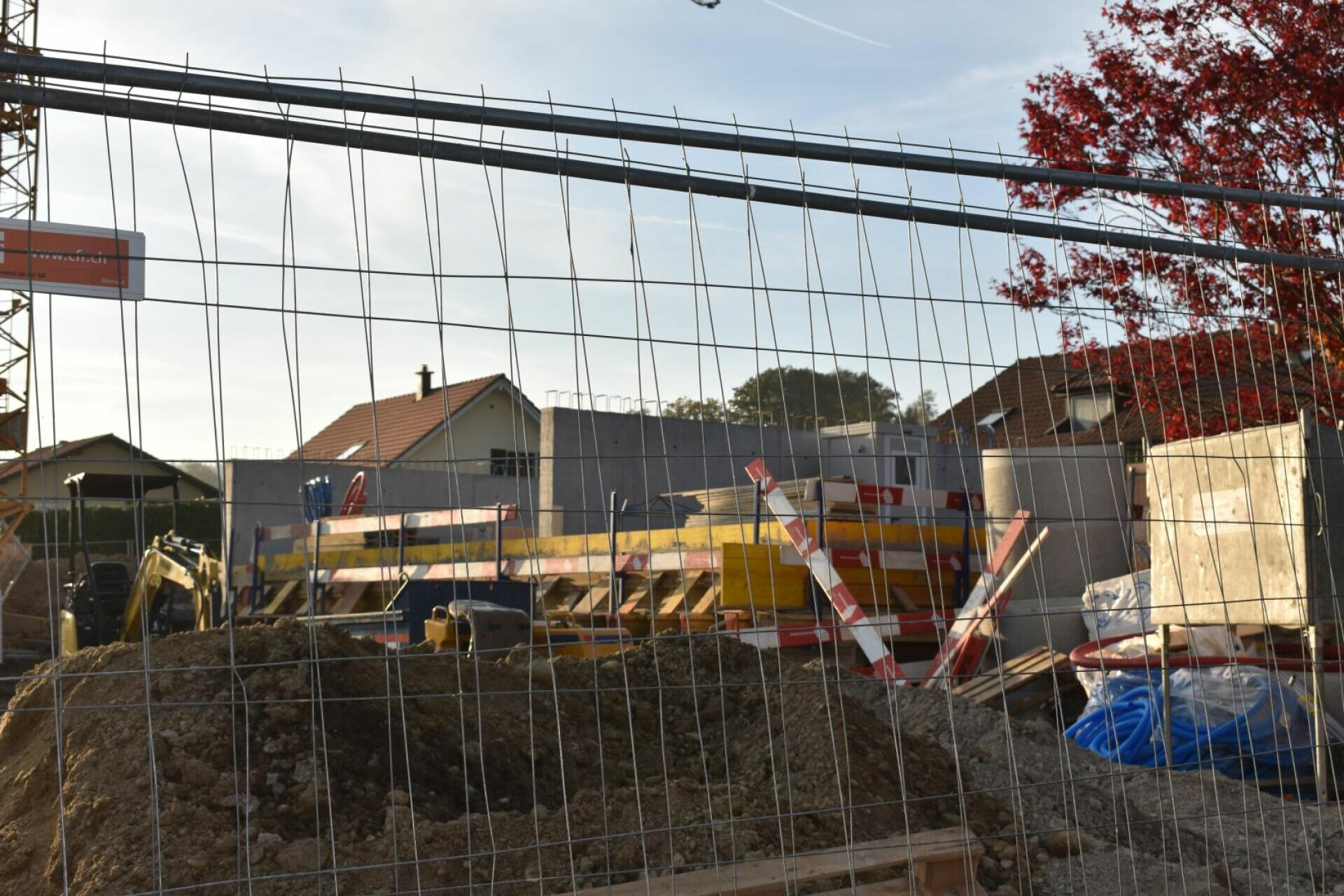 Baustelle hinter Absperrzaun