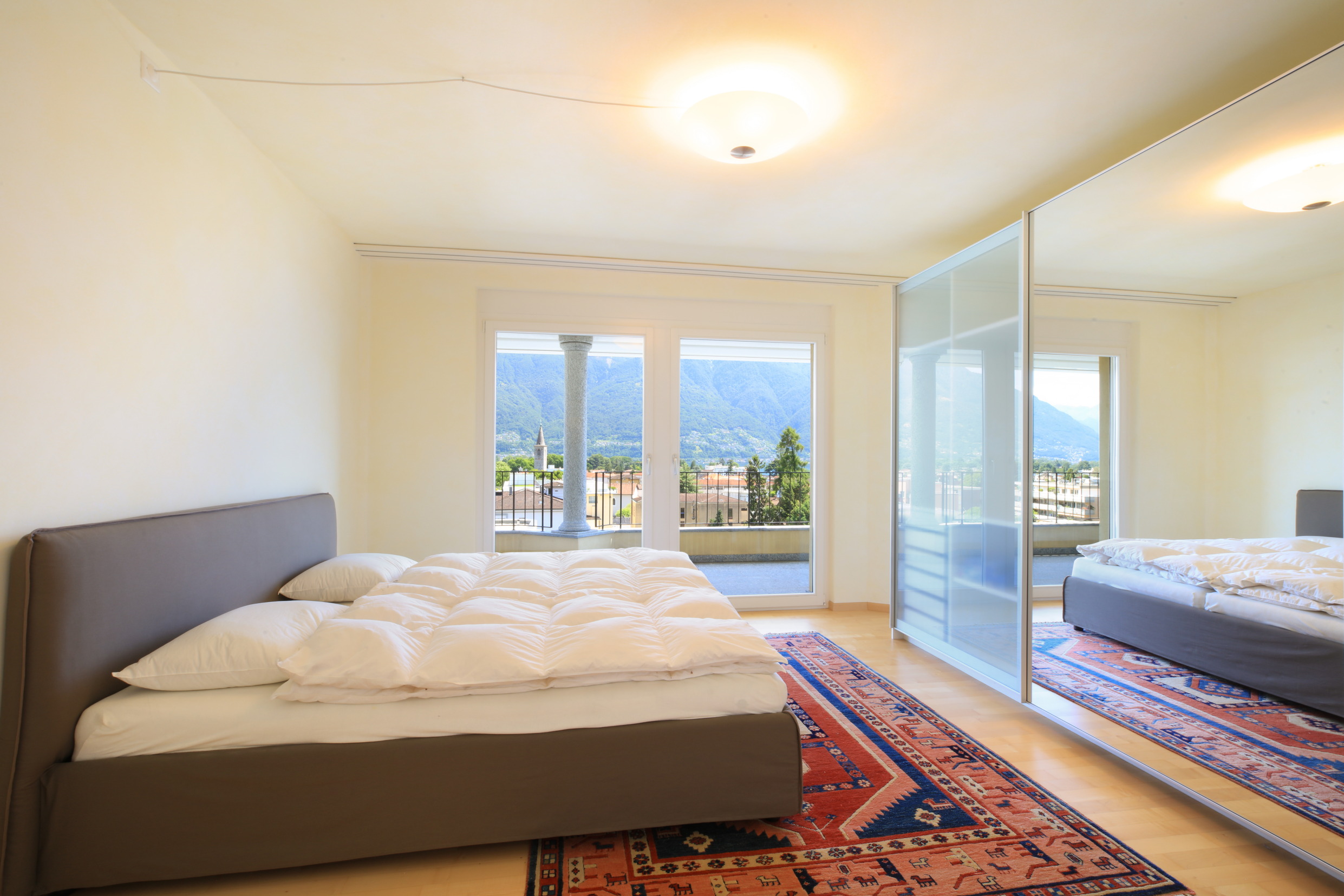 Helles Schlafzimmer mit Bergblick