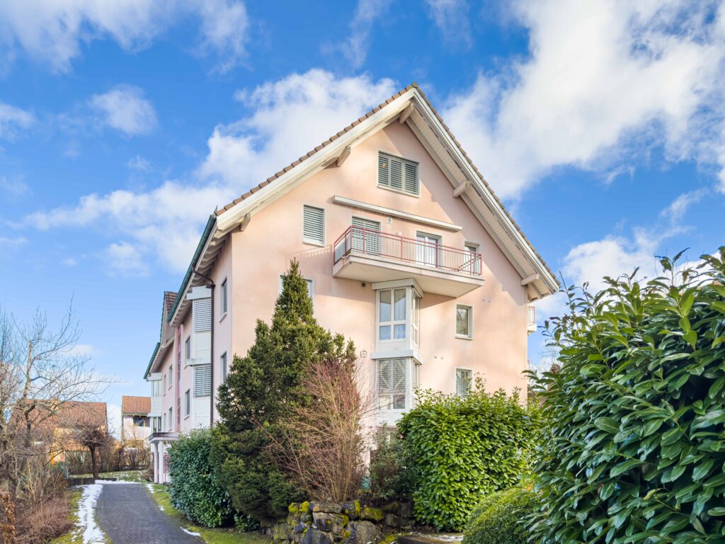 Mehrfamilienhaus mit Satteldach und Balkon