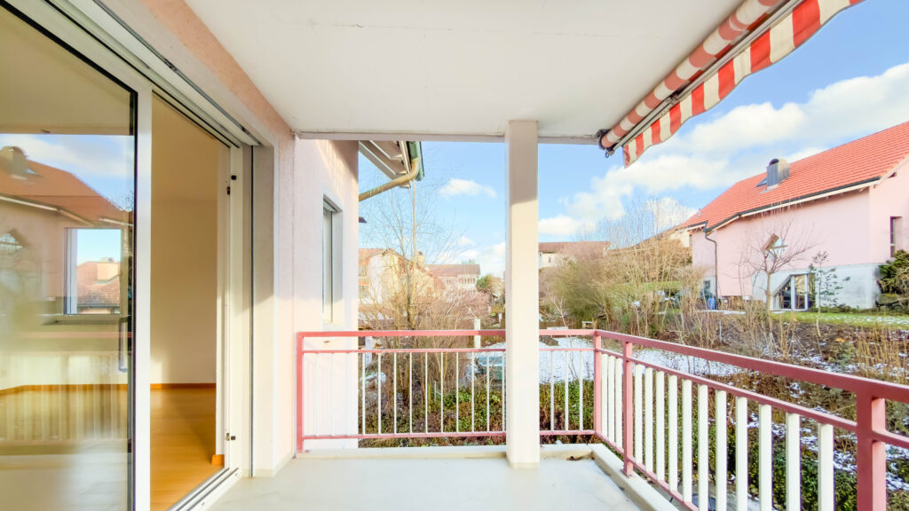 Balkon mit Blick ins Wohngebiet