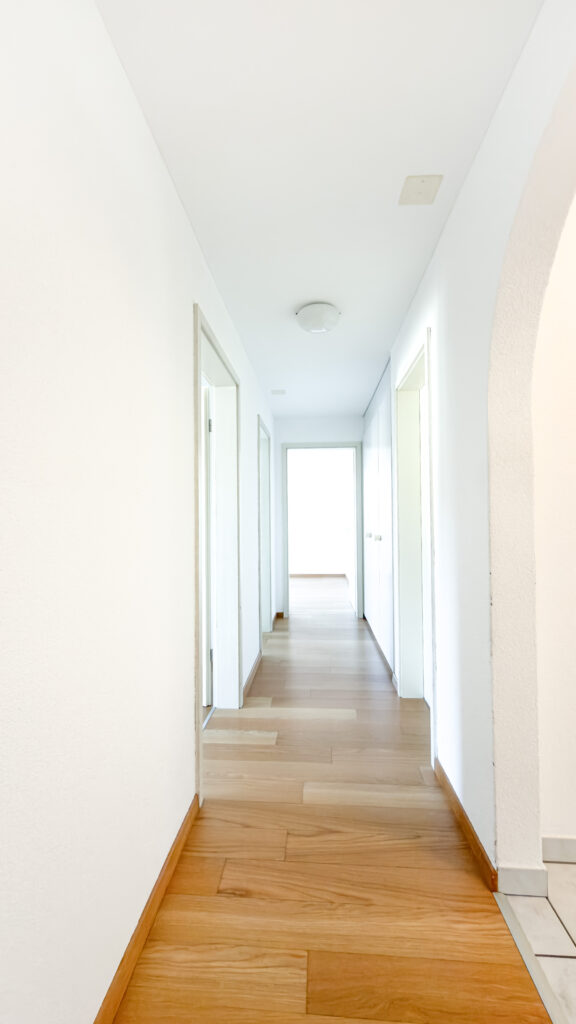 Heller Flur mit Holzboden