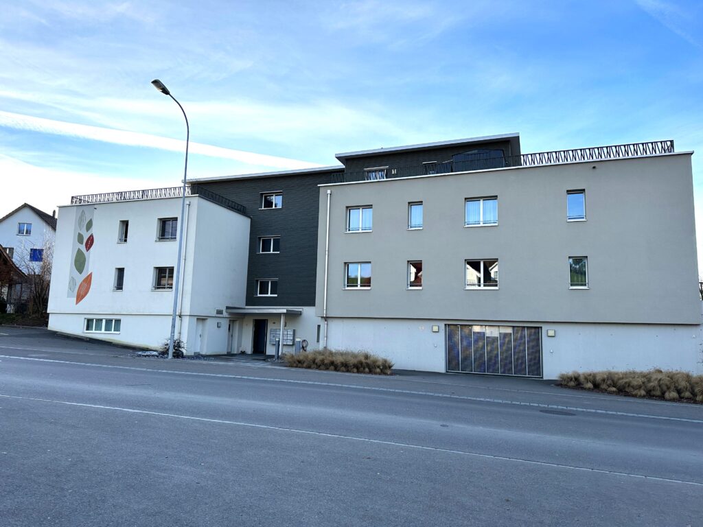 Moderne Wohnanlage von der Straße aus