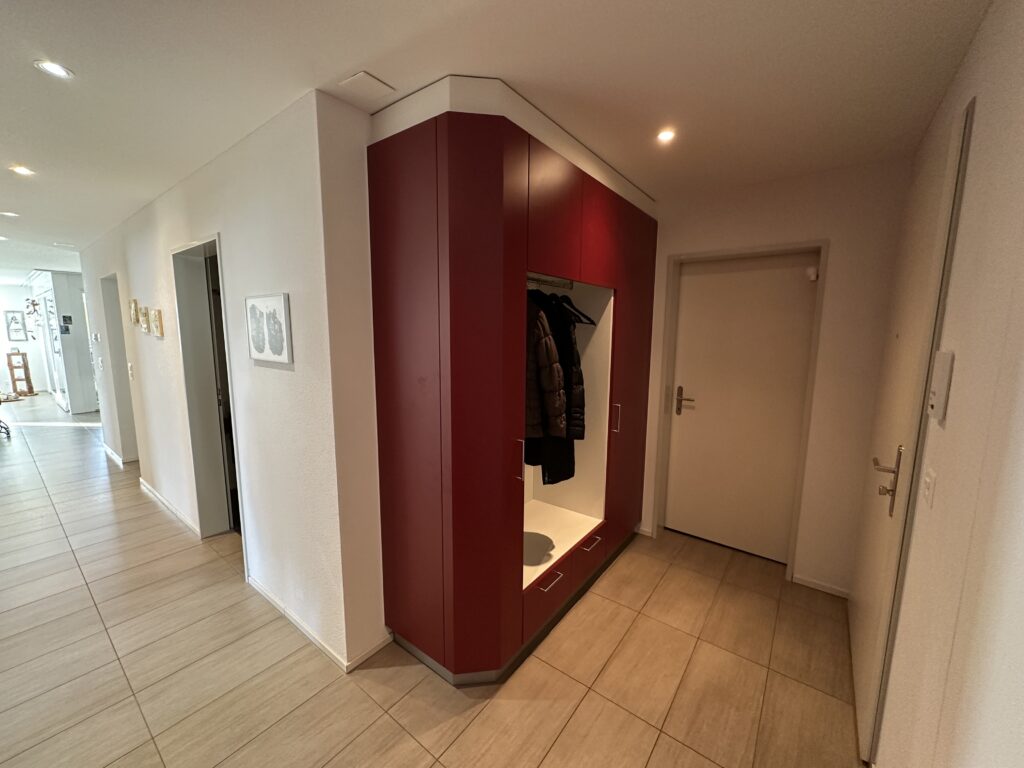 Moderner Flur mit rotem Einbauschrank