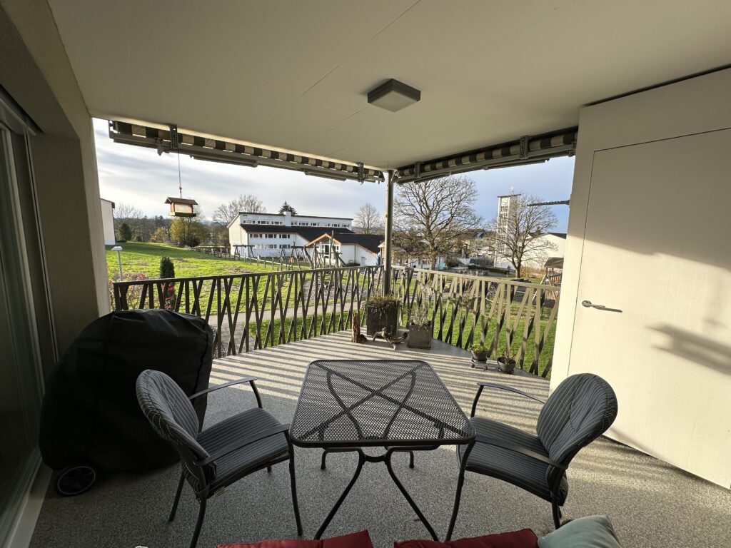 Überdachter Balkon mit Blick ins Grüne